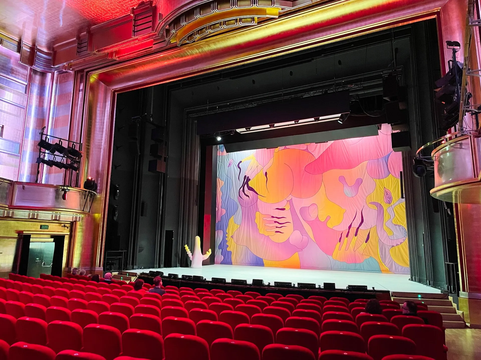 Widownia i scena Teatru Muzycznego Capitol we Wrocławiu przed spektaklem w 2023 roku