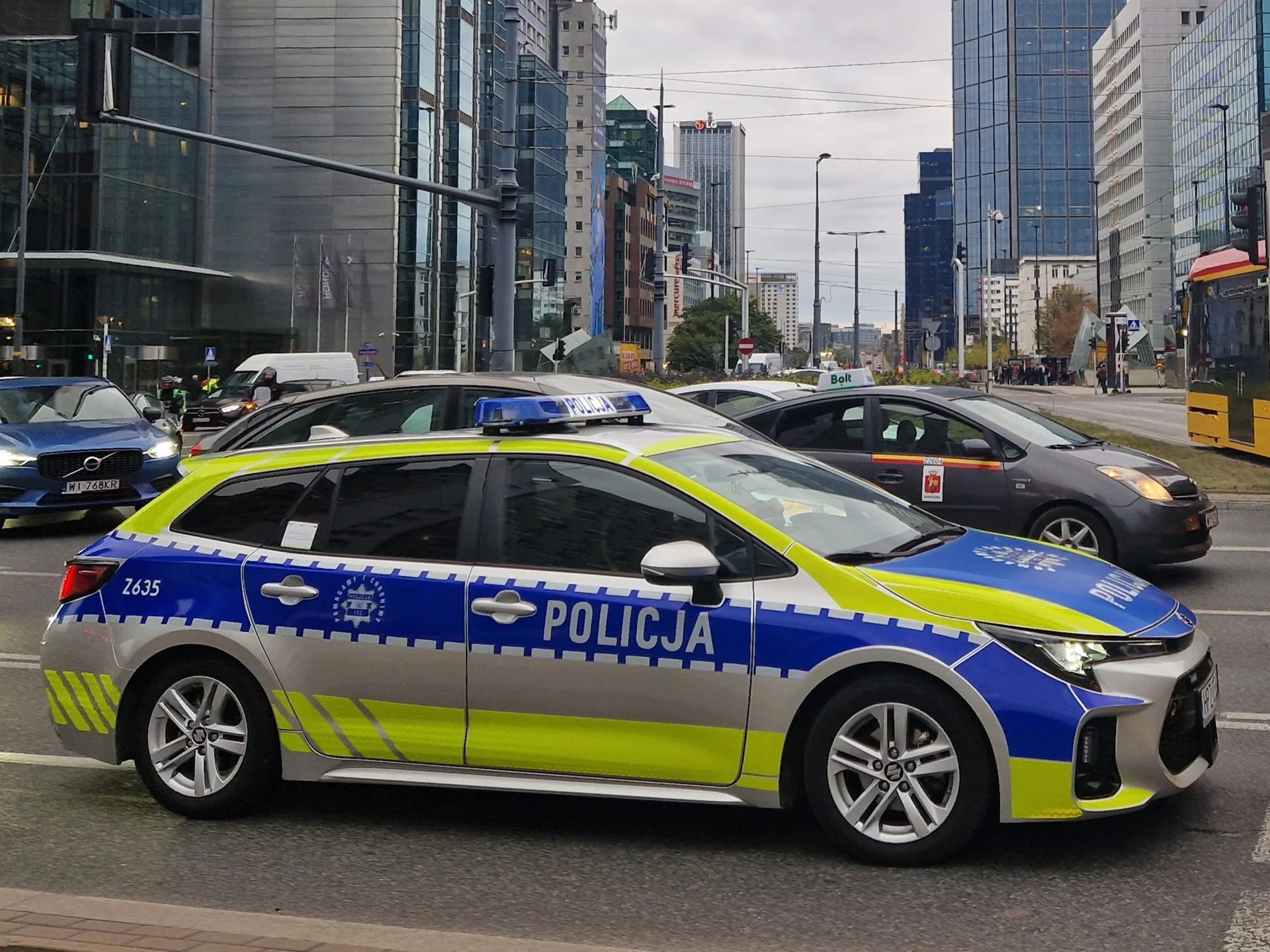 Radiowóz polskiej policji na skrzyżowaniu w Warszawie w 2023 roku