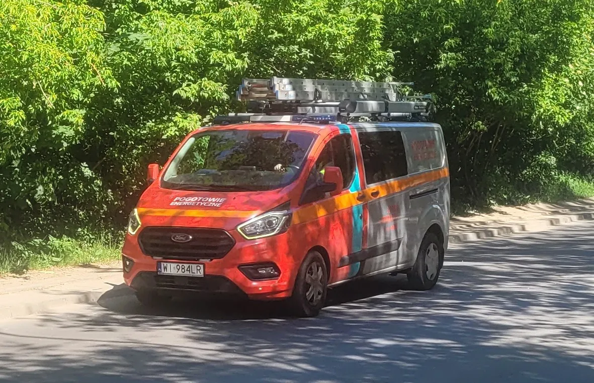Pojazd pogotowia energetycznego na ulicy Bokserskiej w Warszawie w 2026 roku