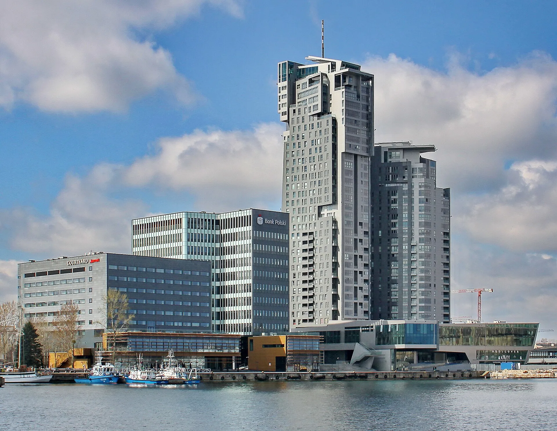Sea Towers w Gdyni widziane od strony portu w kwietniu 2018 roku