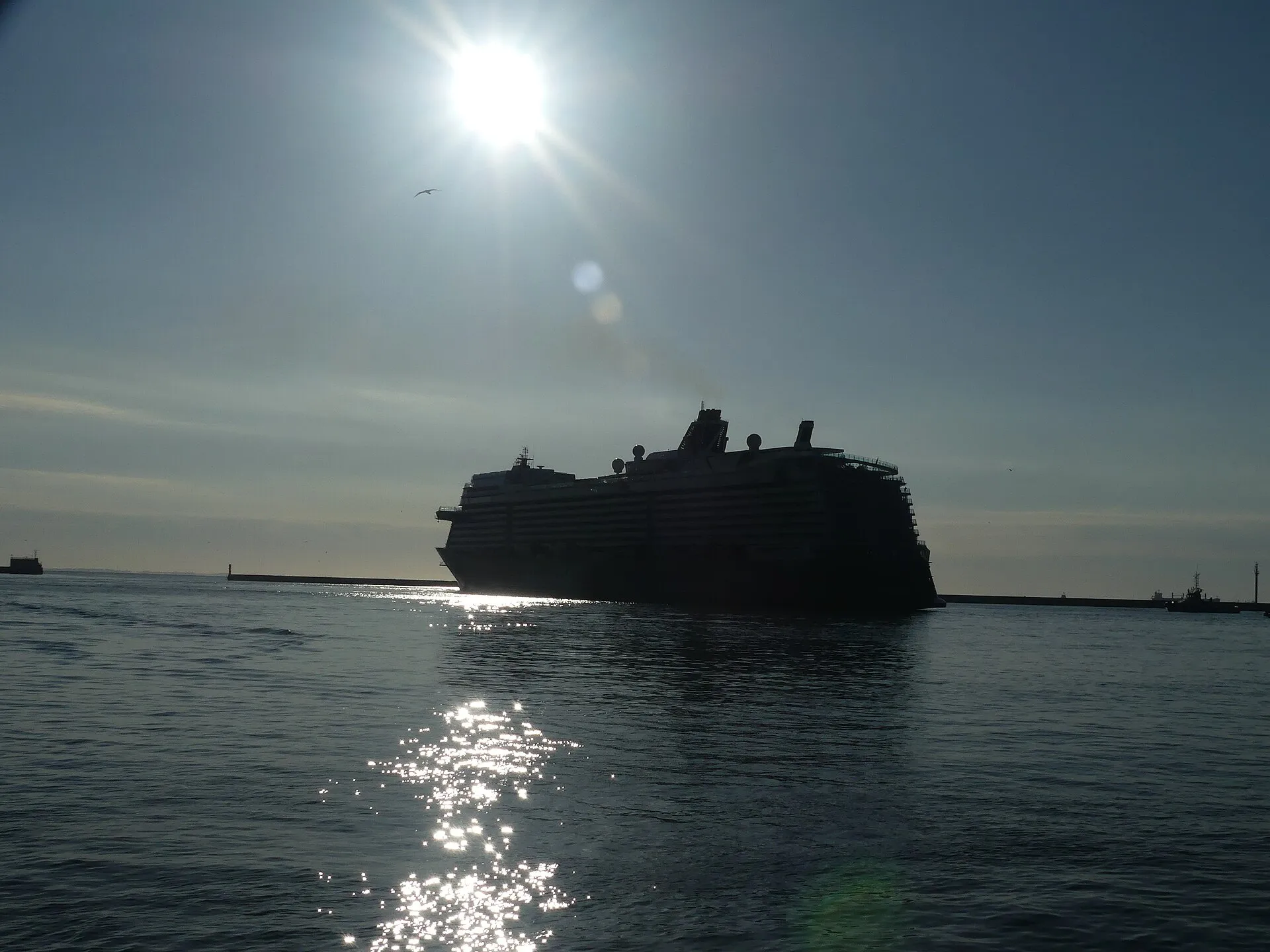 Statek wycieczkowy Mein Schiff 1 w porcie morskim w Gdyni w 2024 roku