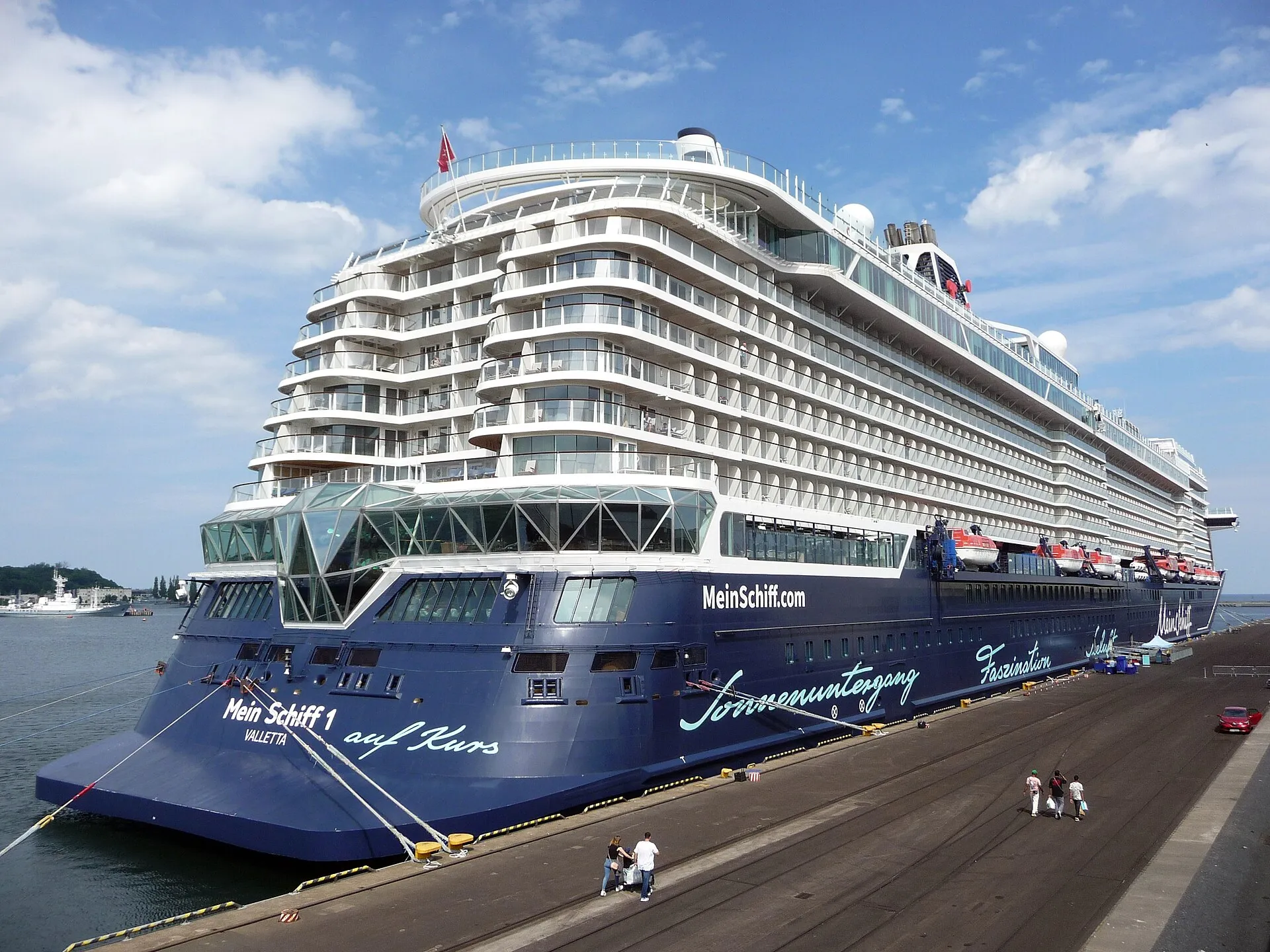 Statek wycieczkowy Mein Schiff 1 w porcie Gdyni w 2024 roku