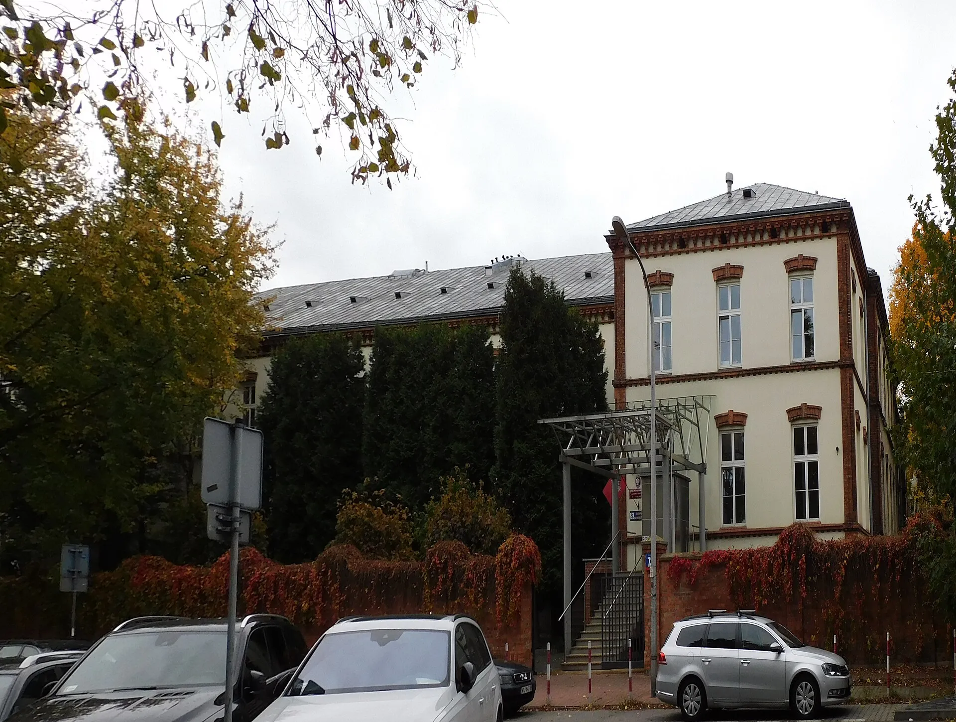 Budynek przy ulicy Nowogrodzkiej 73 w Warszawie w październiku 2021 roku