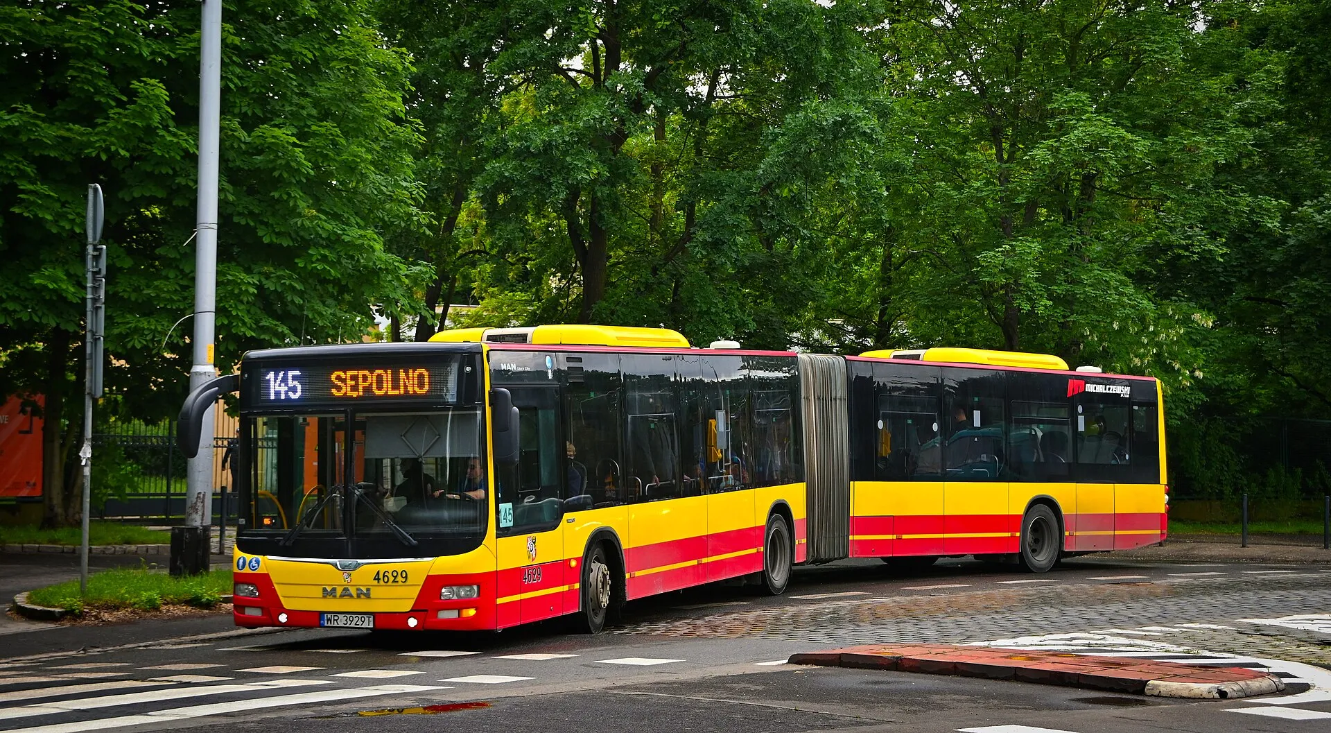 Autobus miejski MAN na ulicy Wróblewskiego we Wrocławiu w 2022 roku