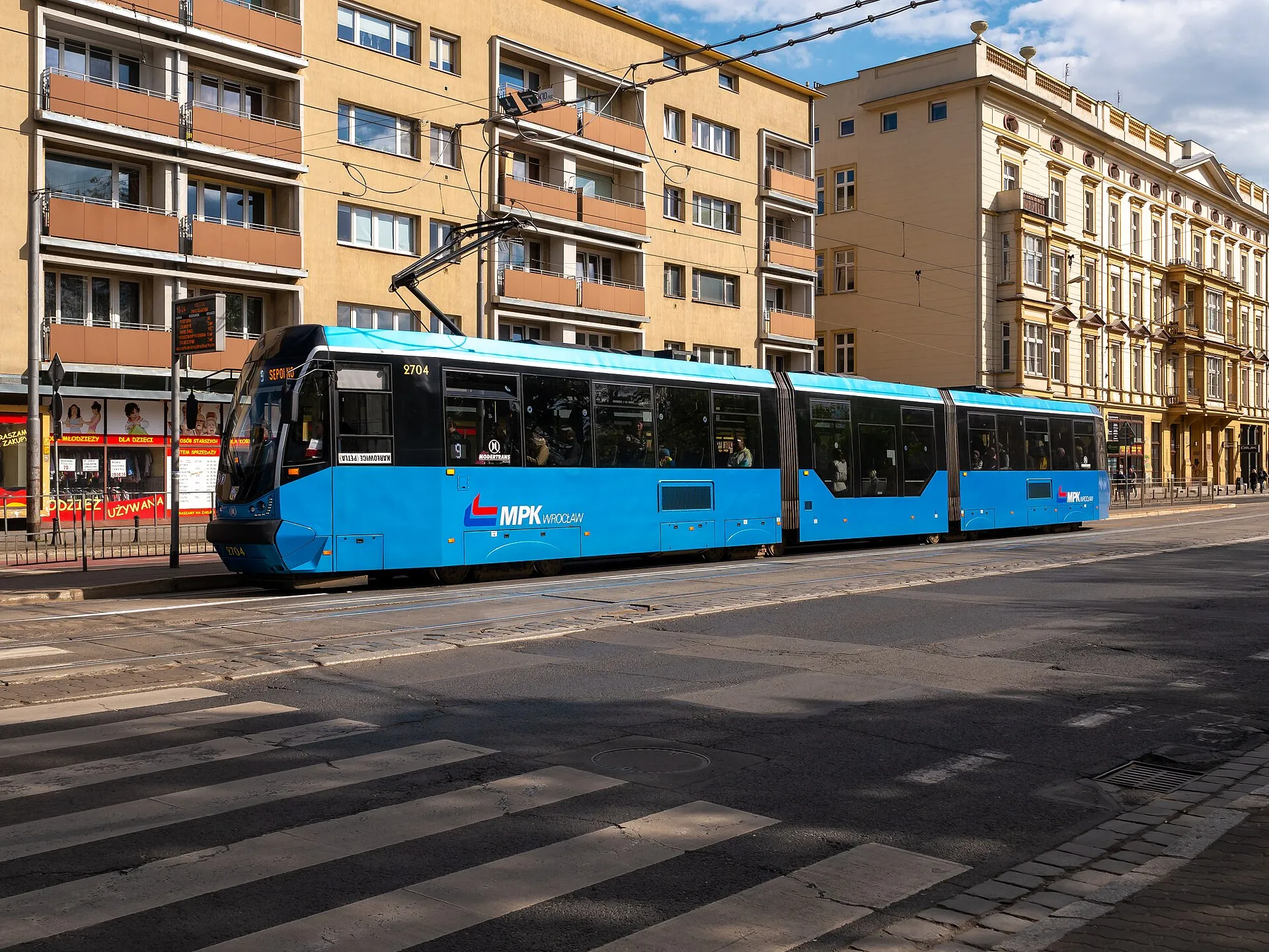 Tramwaj MPK Wrocław 2704 w centrum miasta