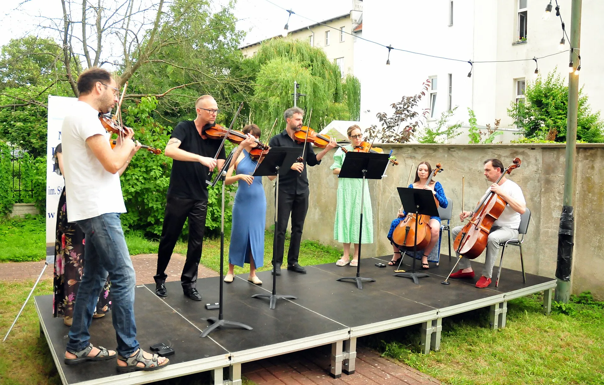 Muzycy Baltic Neopolis Orchestra podczas plenerowego koncertu w Świnoujściu w 2026 roku