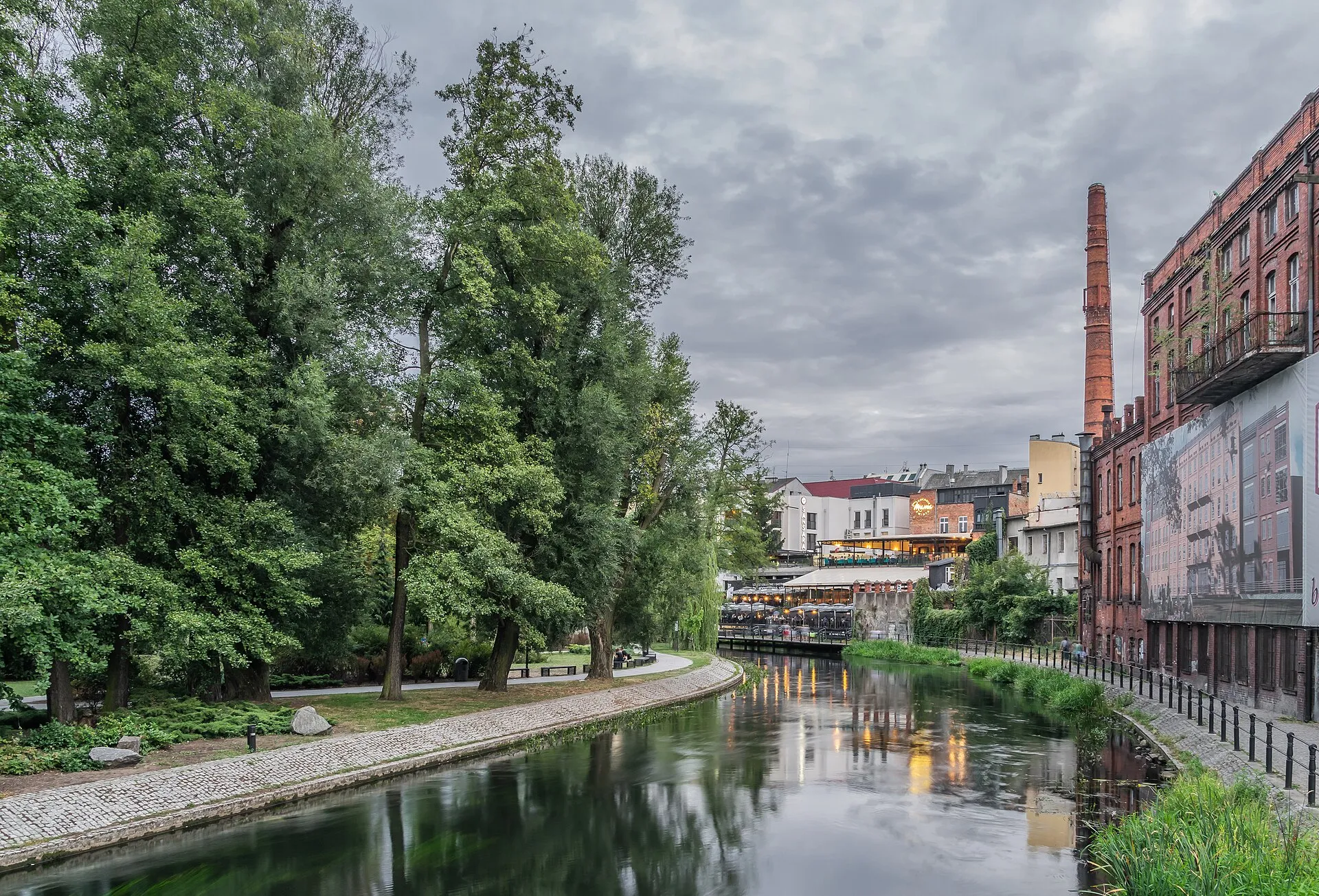Brda w Bydgoszczy przy zabytkowych budynkach w 2019 roku