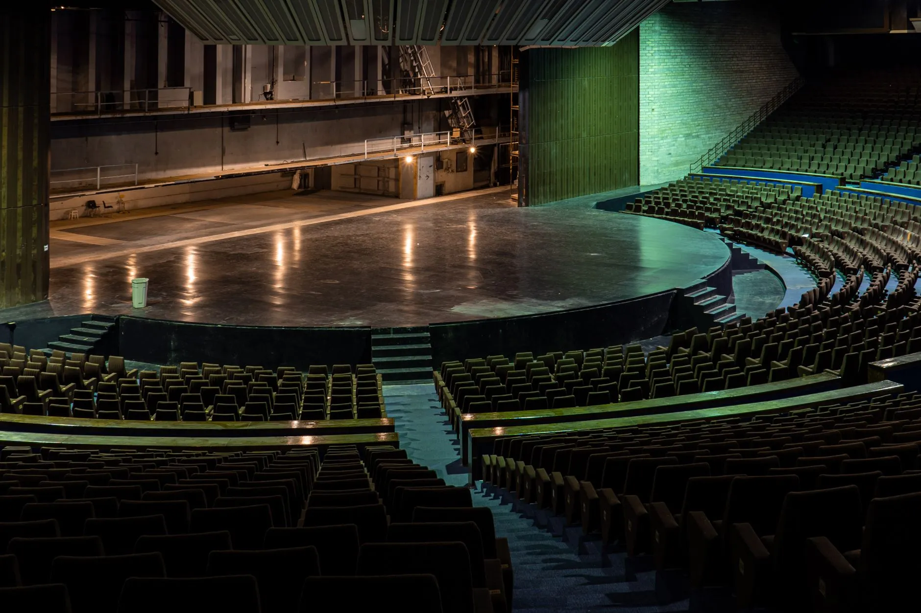 Pusta sala teatralna z dużą sceną i rzędami foteli na widowni