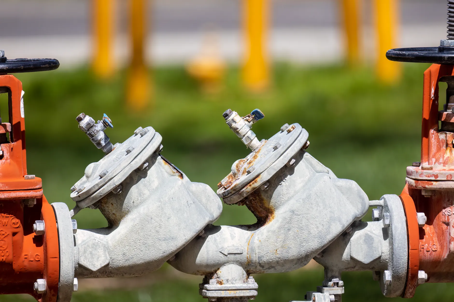 Metalowe zawory i rury instalacji przemysłowej ze śladami rdzy na zewnątrz