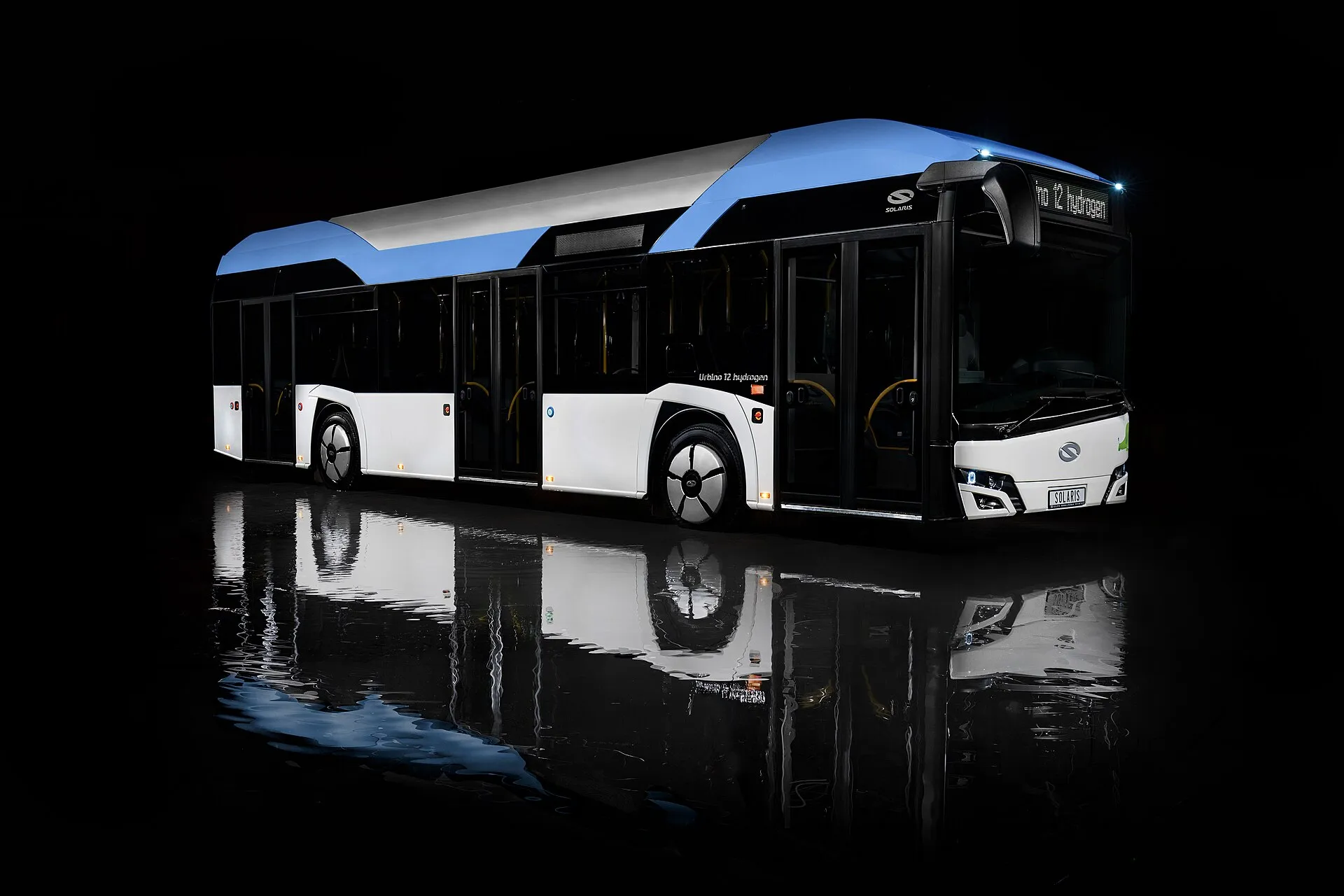 Biało-niebieski autobus wodorowy marki Solaris w Polsce w 2019 roku
