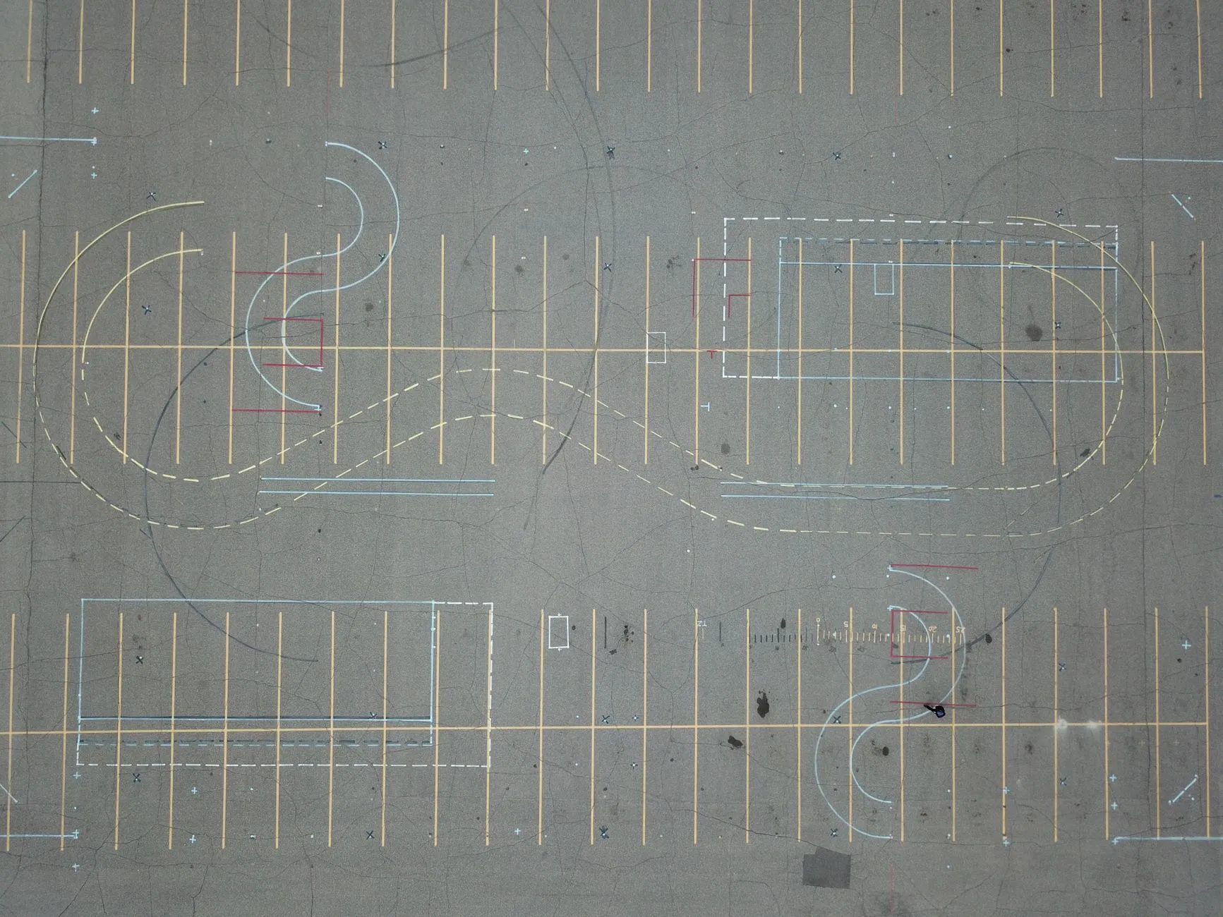Pusty parking widziany z góry z kolorowymi liniami na asfaltowej nawierzchni