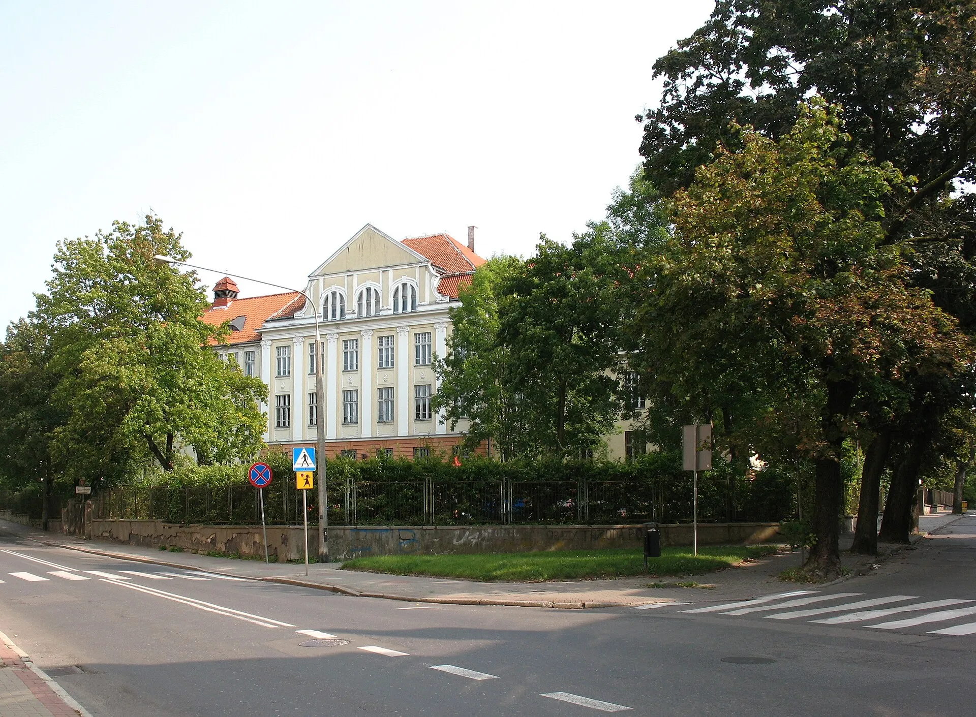 Budynek szkoły przy ulicy Jagiellońskiej w Olsztynie w 2020 roku