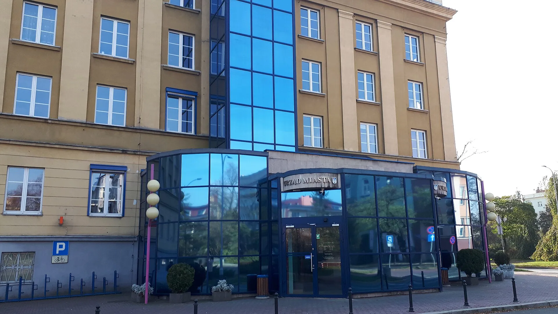 Wejście do Urzędu Miasta Częstochowy w 2019 roku