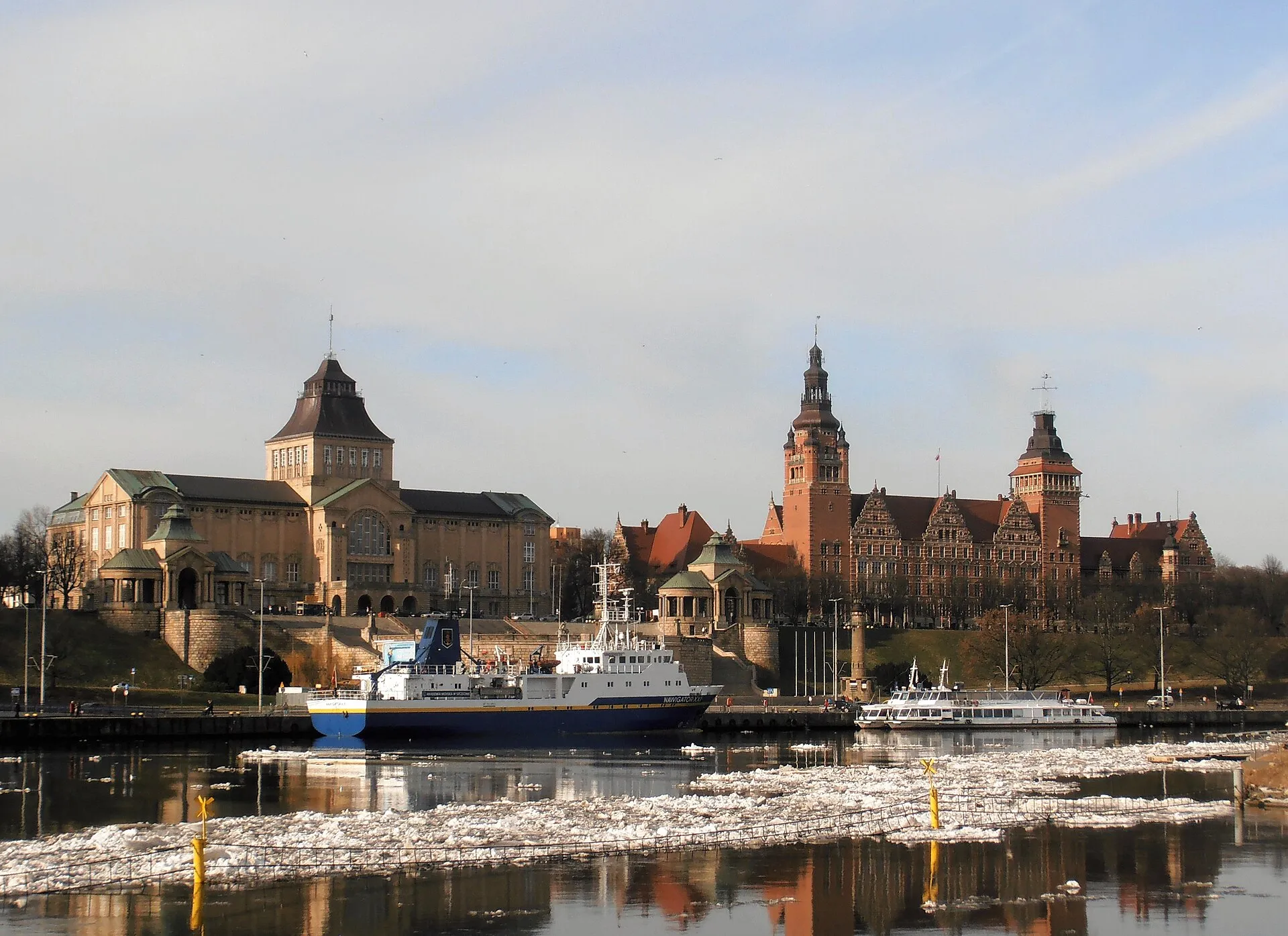 Wały Chrobrego w Szczecinie nad Odrą w lutym 2021 roku