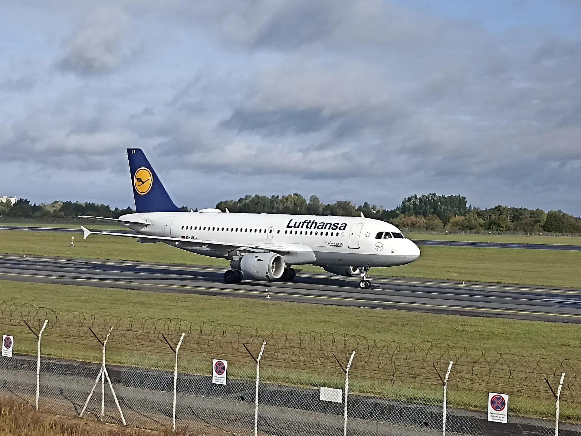 Samolot Lufthansa na lotnisku Poznań-Ławica w październiku 2025