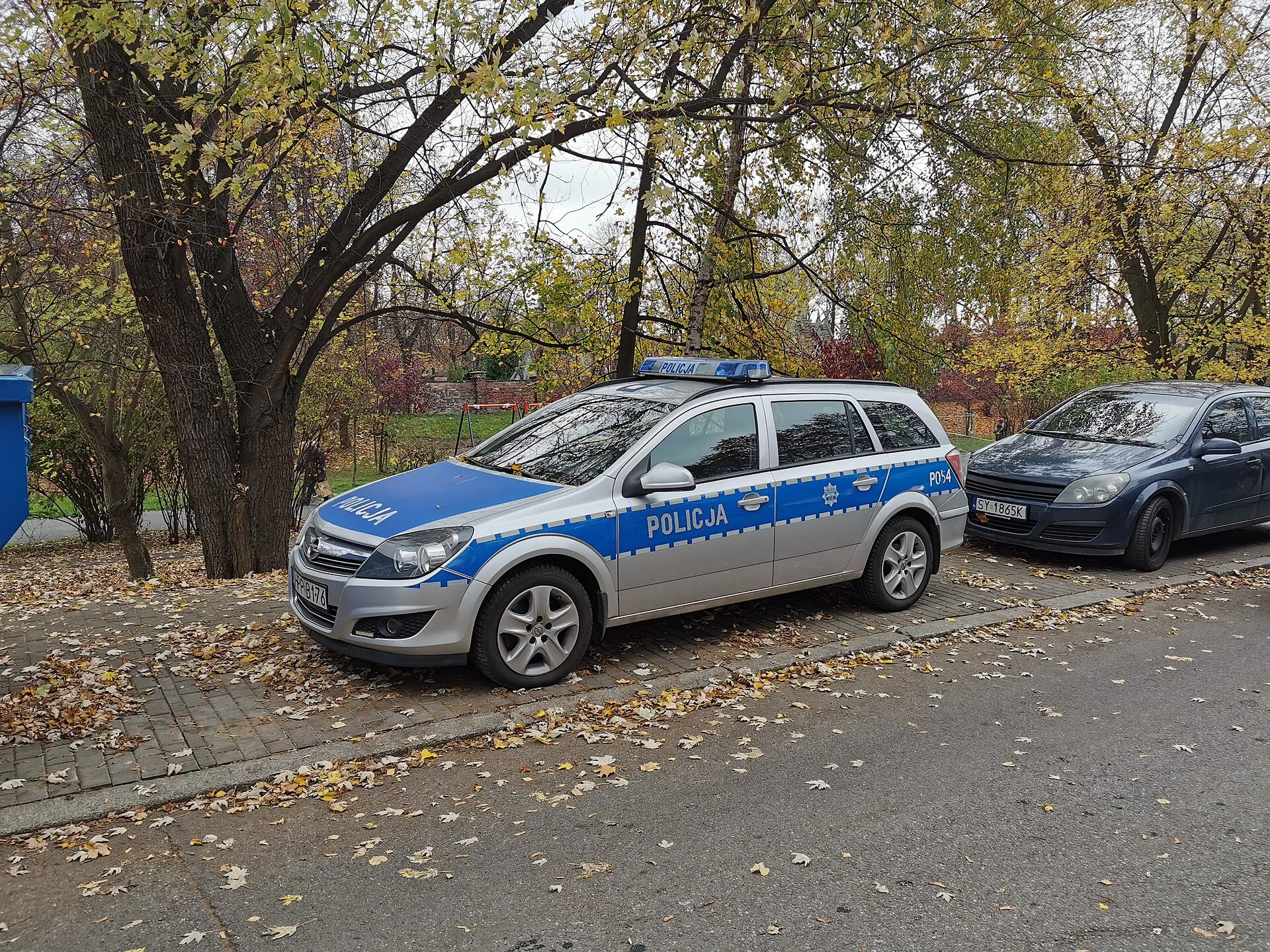 Radiowóz policji przy ulicy Kraszewskiego w Bytomiu w listopadzie 2022 roku