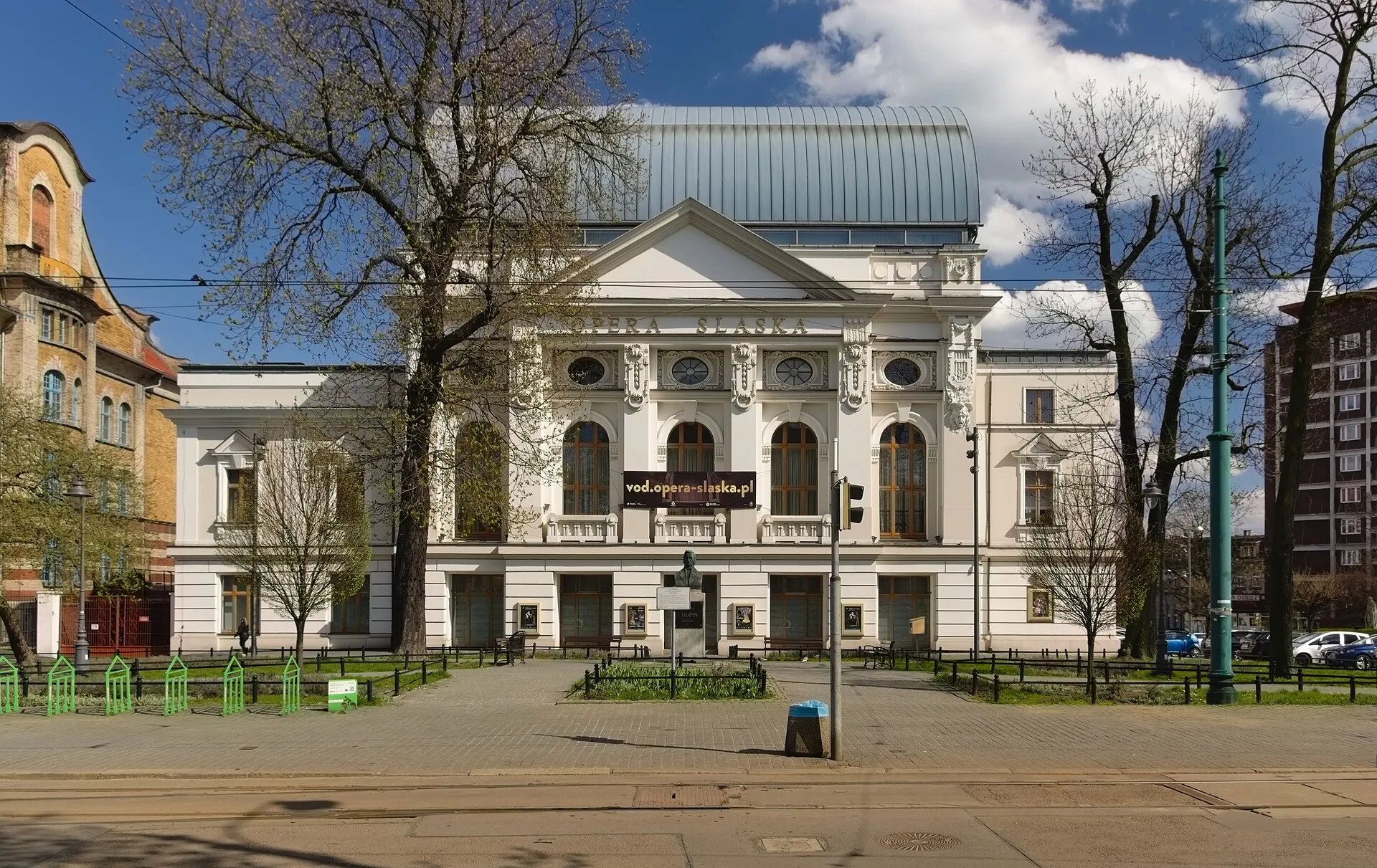 Fasada Opery Śląskiej w Bytomiu w kwietniu 2021 roku