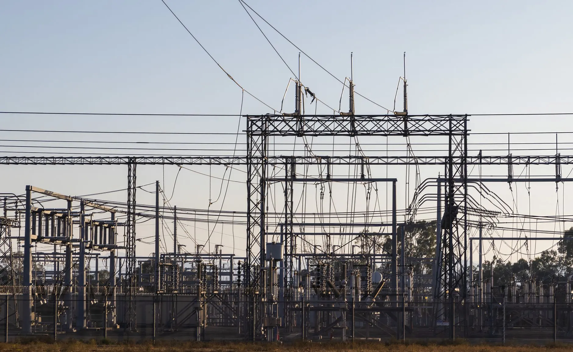 Stacja elektroenergetyczna z metalowymi konstrukcjami, izolatorami i przewodami wysokiego napięcia