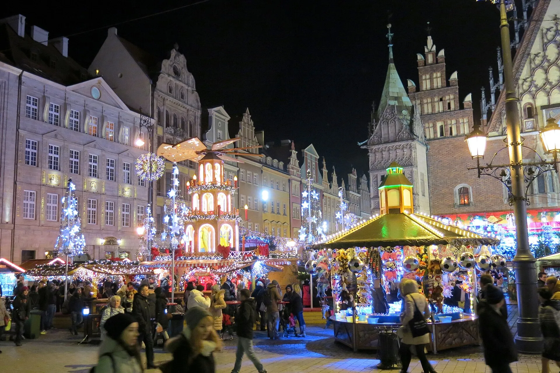 Jarmark bożonarodzeniowy na wrocławskim Rynku nocą w 2017 roku