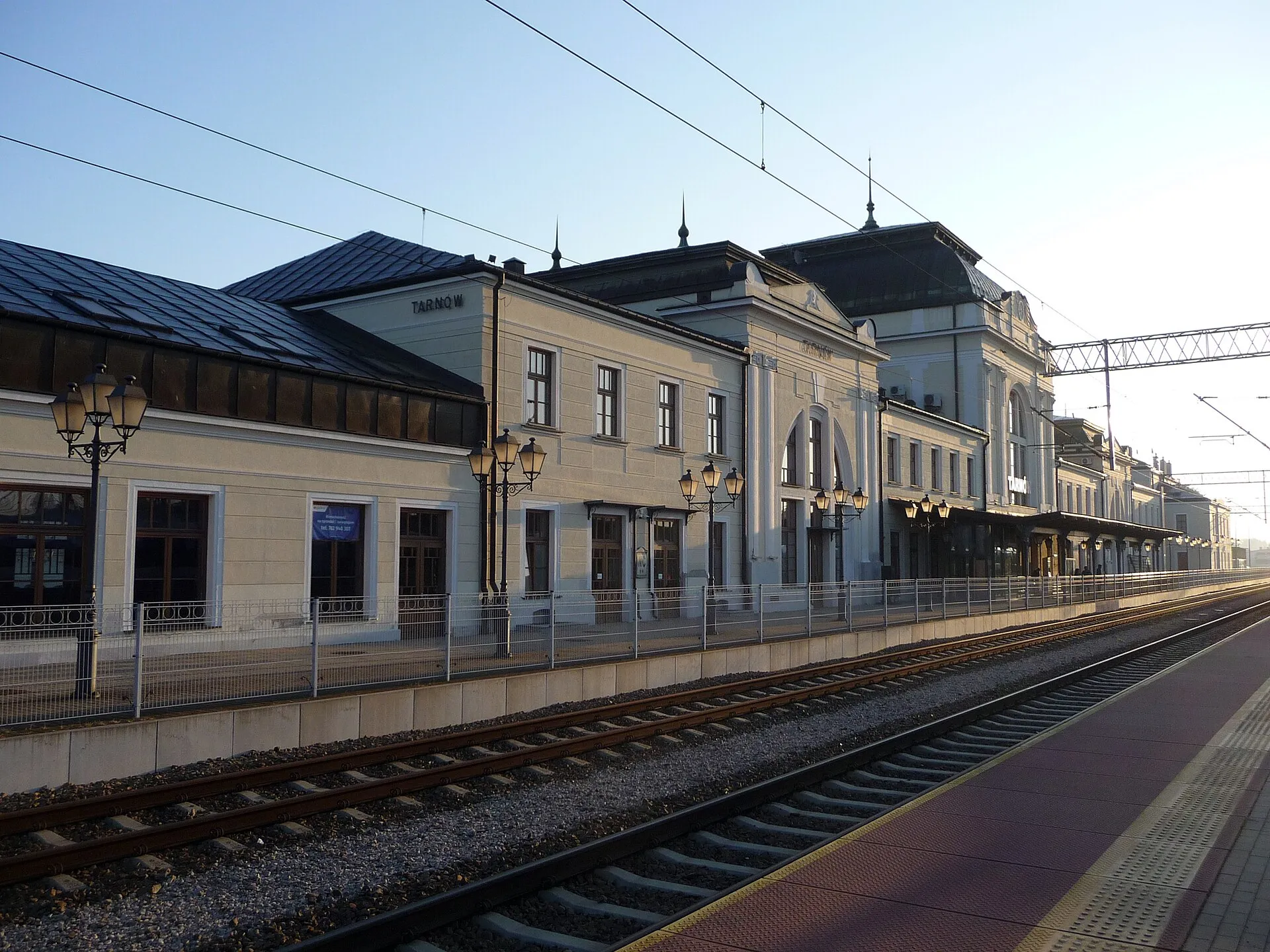 Dworzec kolejowy w Tarnowie widziany od strony peronów w 2024 roku
