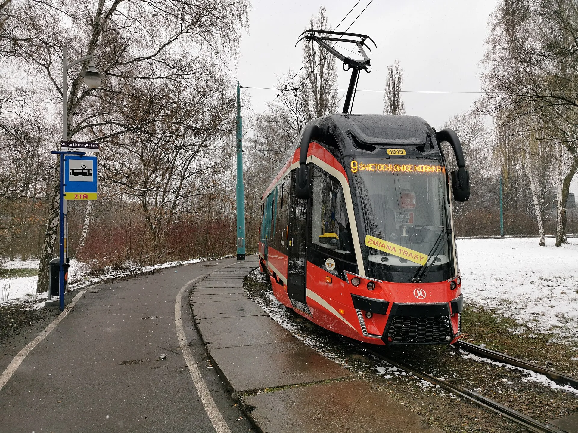 Tramwaj linii 9 przy przystanku Stadion Śląski w Chorzowie, 2022