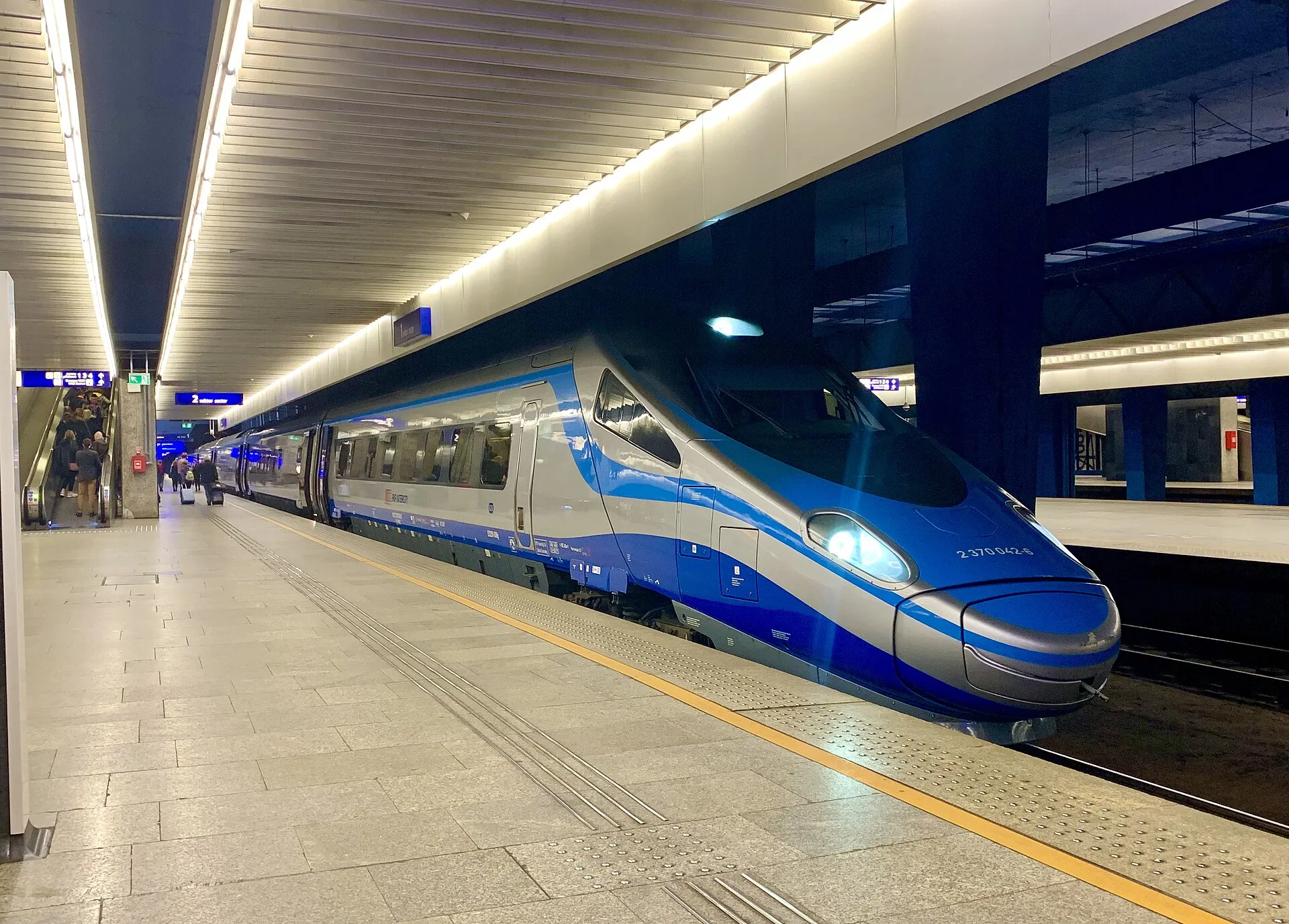 Pociąg Pendolino przy peronie stacji Warszawa Centralna we wrześniu 2019