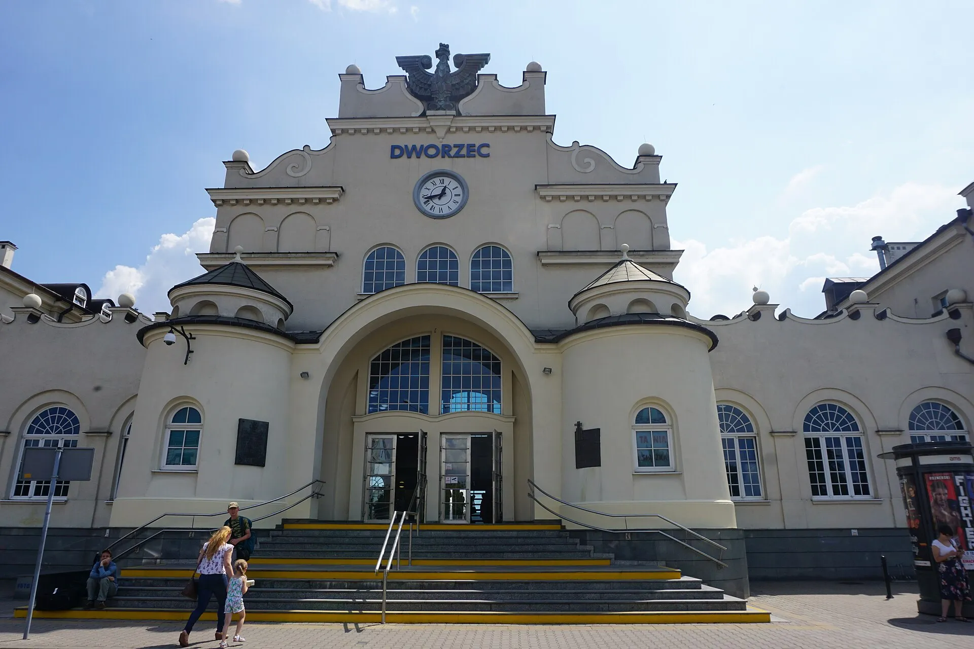 Budynek Dworca Lublin widziany od frontu w 2019 roku
