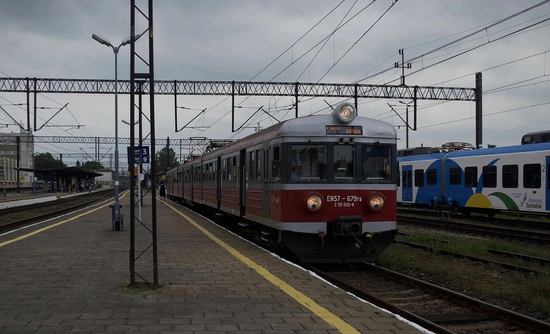 Pociąg Polregio na peronie dworca kolejowego w Słupsku w 2017 roku