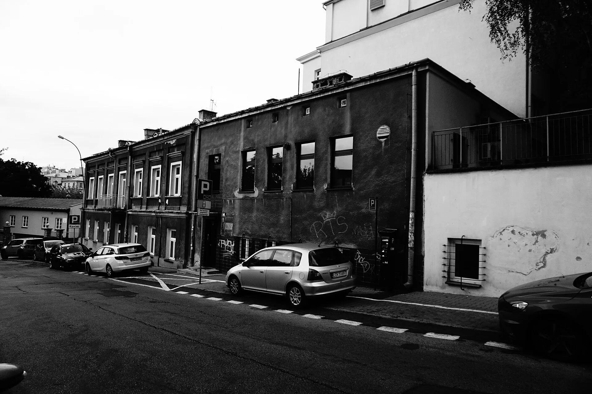 Ulica w centrum Lublina z zaparkowanymi samochodami, 2019