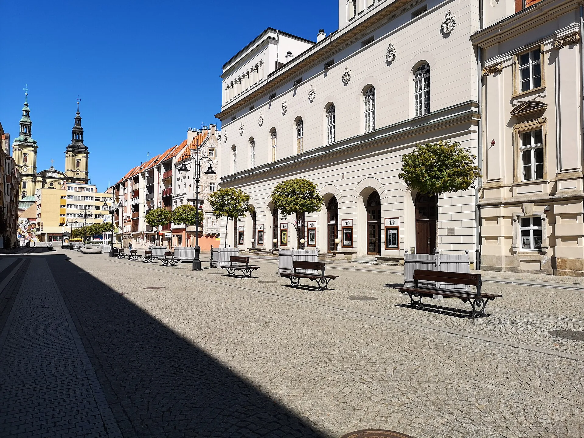 Gmach Teatru w Legnicy w słoneczny dzień w 2019 roku