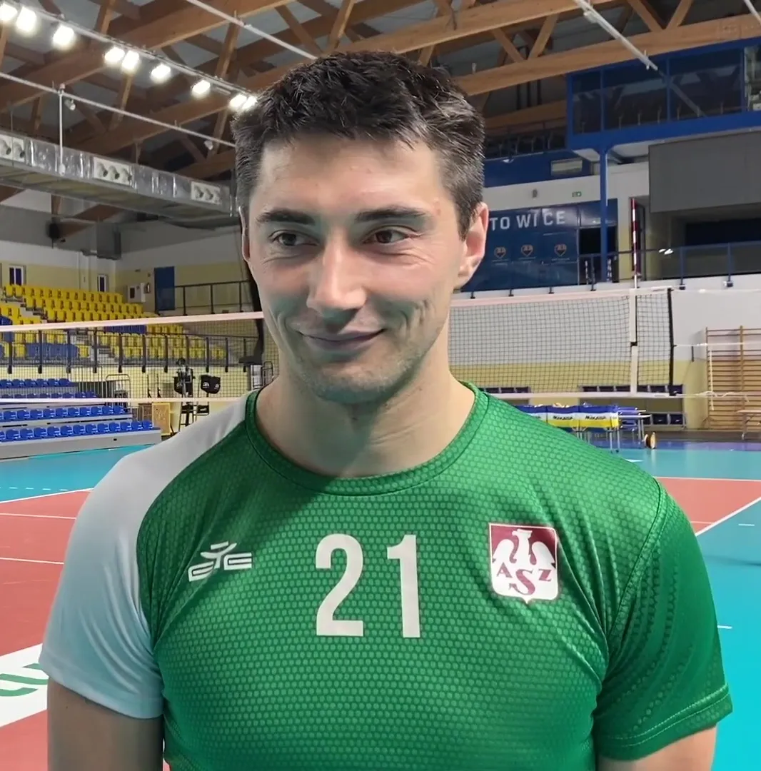 Karol Butryn podczas wywiadu na hali sportowej w 2021 roku