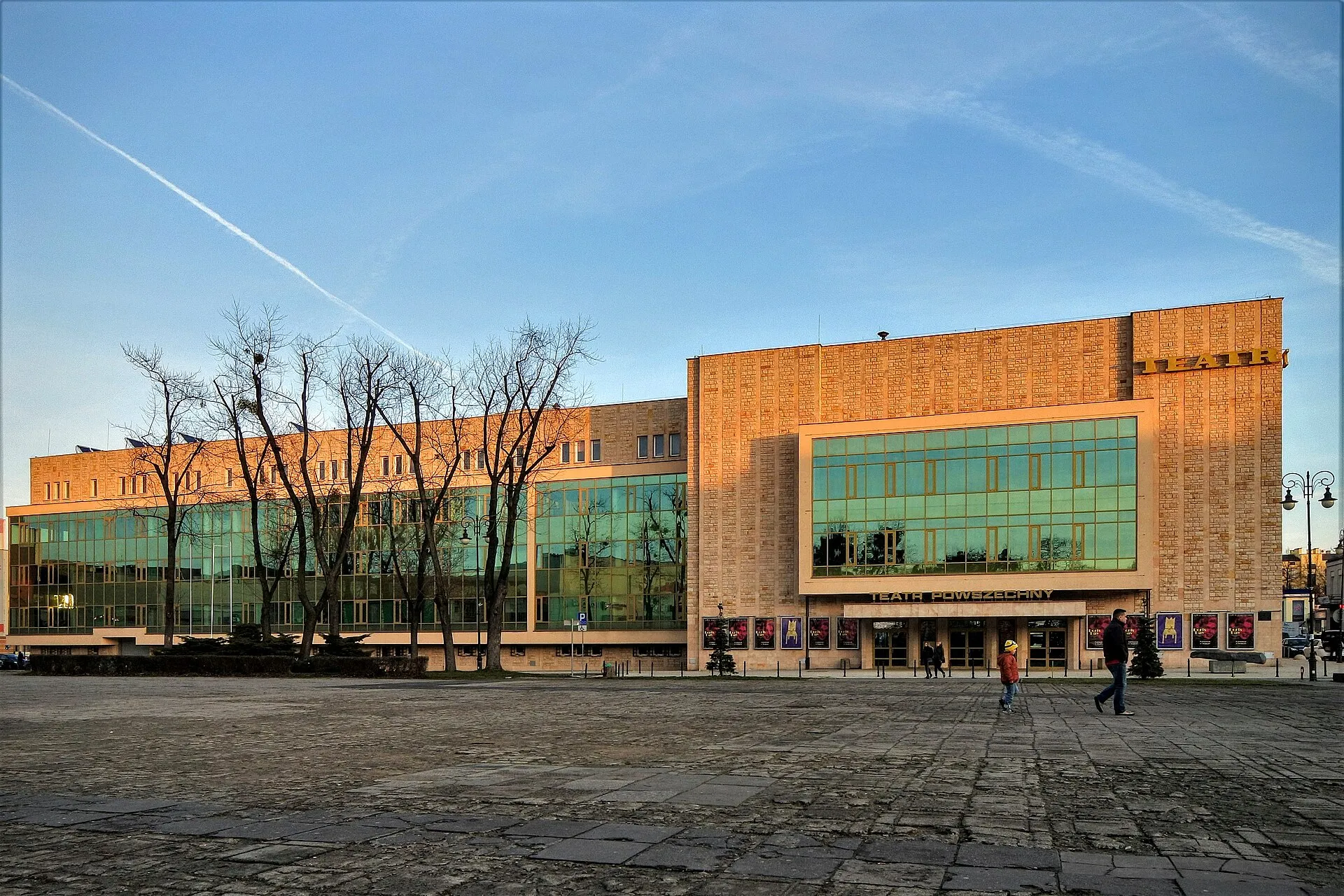 Teatr Powszechny w Radomiu od strony placu, 2016 rok