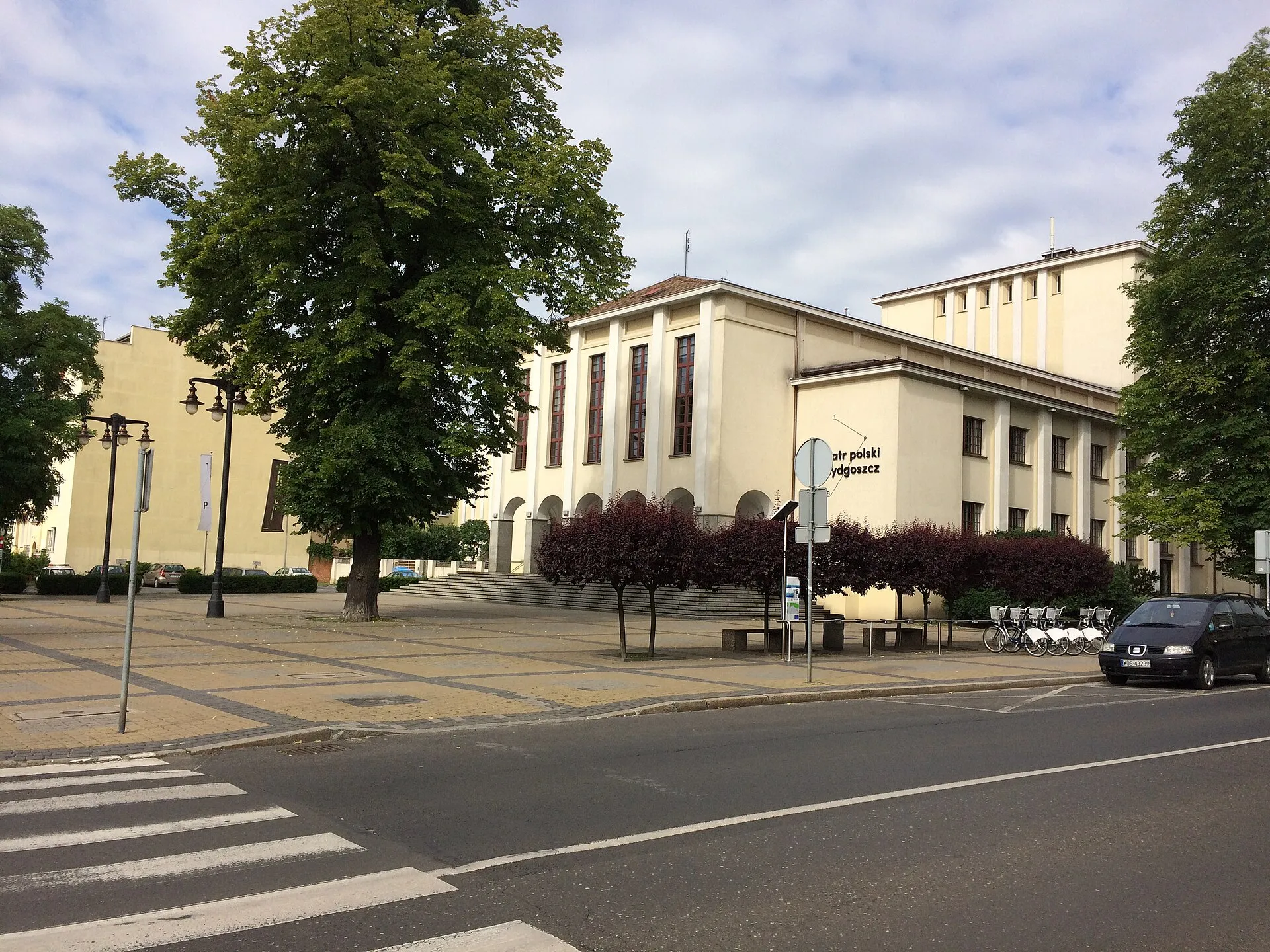 Teatr Polski w Bydgoszczy widziany od strony alei Mickiewicza w 2016 roku