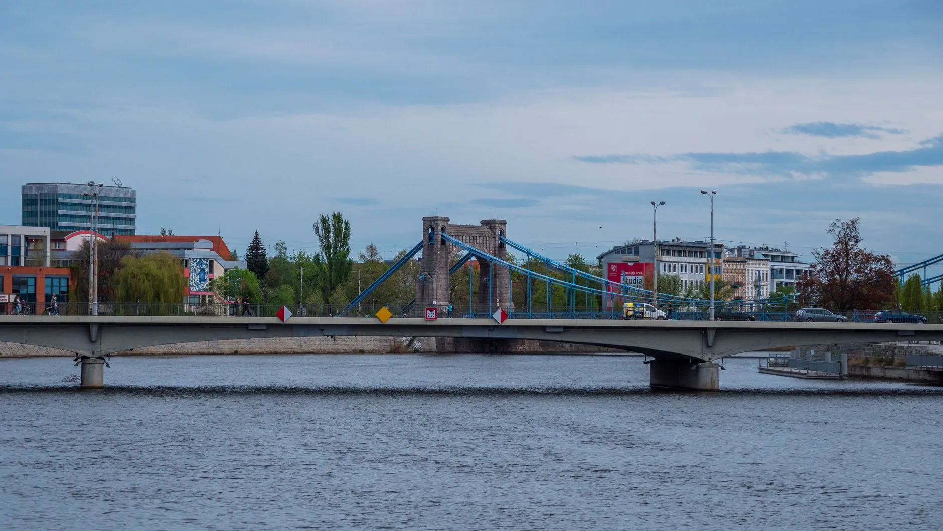 Mosty nad Odrą we Wrocławiu z zabudową miejską w tle