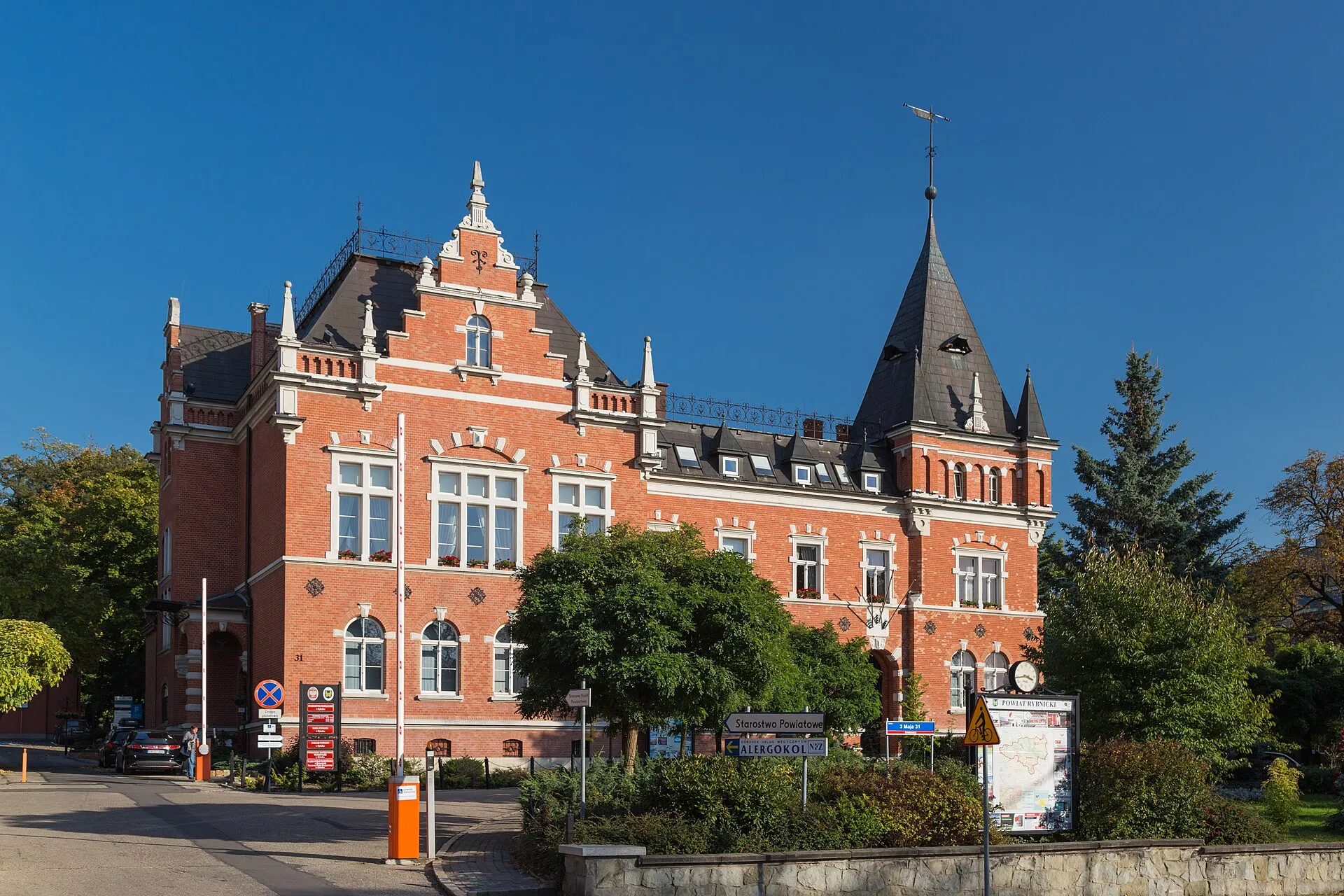 Budynek starostwa powiatowego w Rybniku w październiku 2021 roku