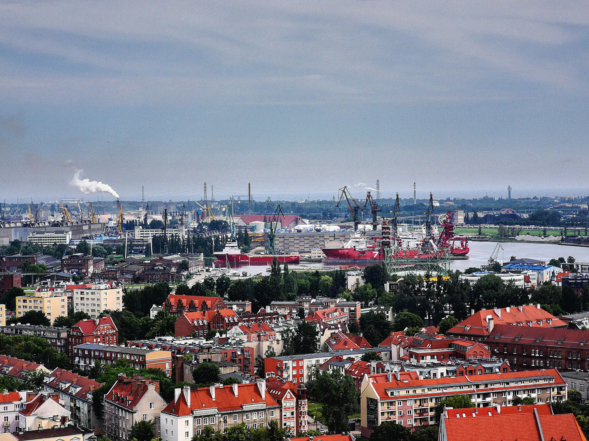 Panorama Gdańska ze stocznią i portem w 2019 roku