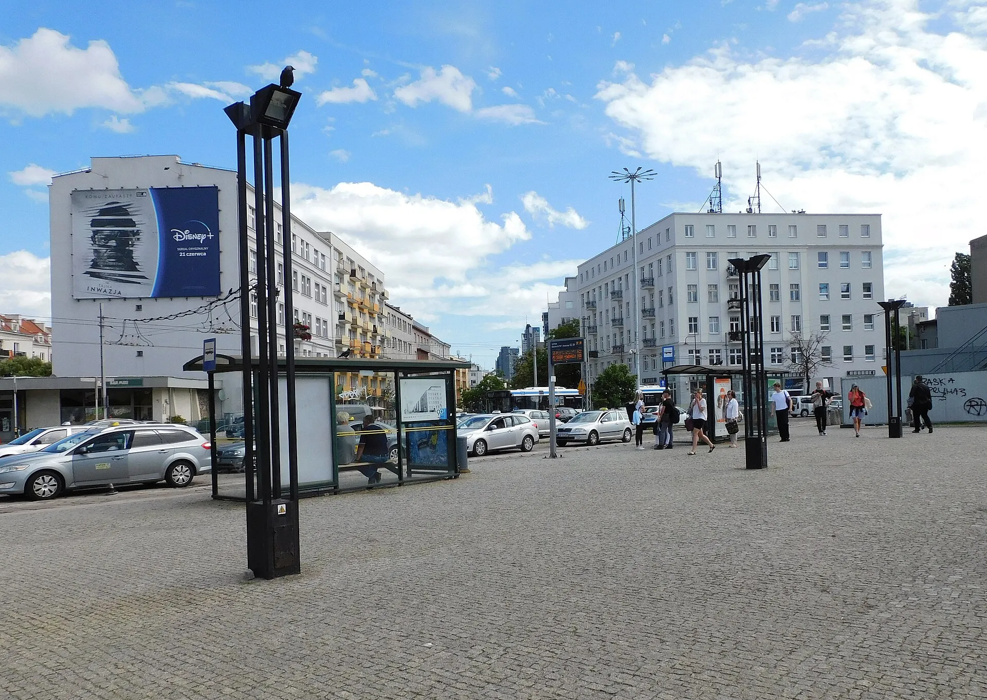Przystanek autobusowo-trolejbusowy przy Dworcu Głównym w Gdyni w 2023 roku