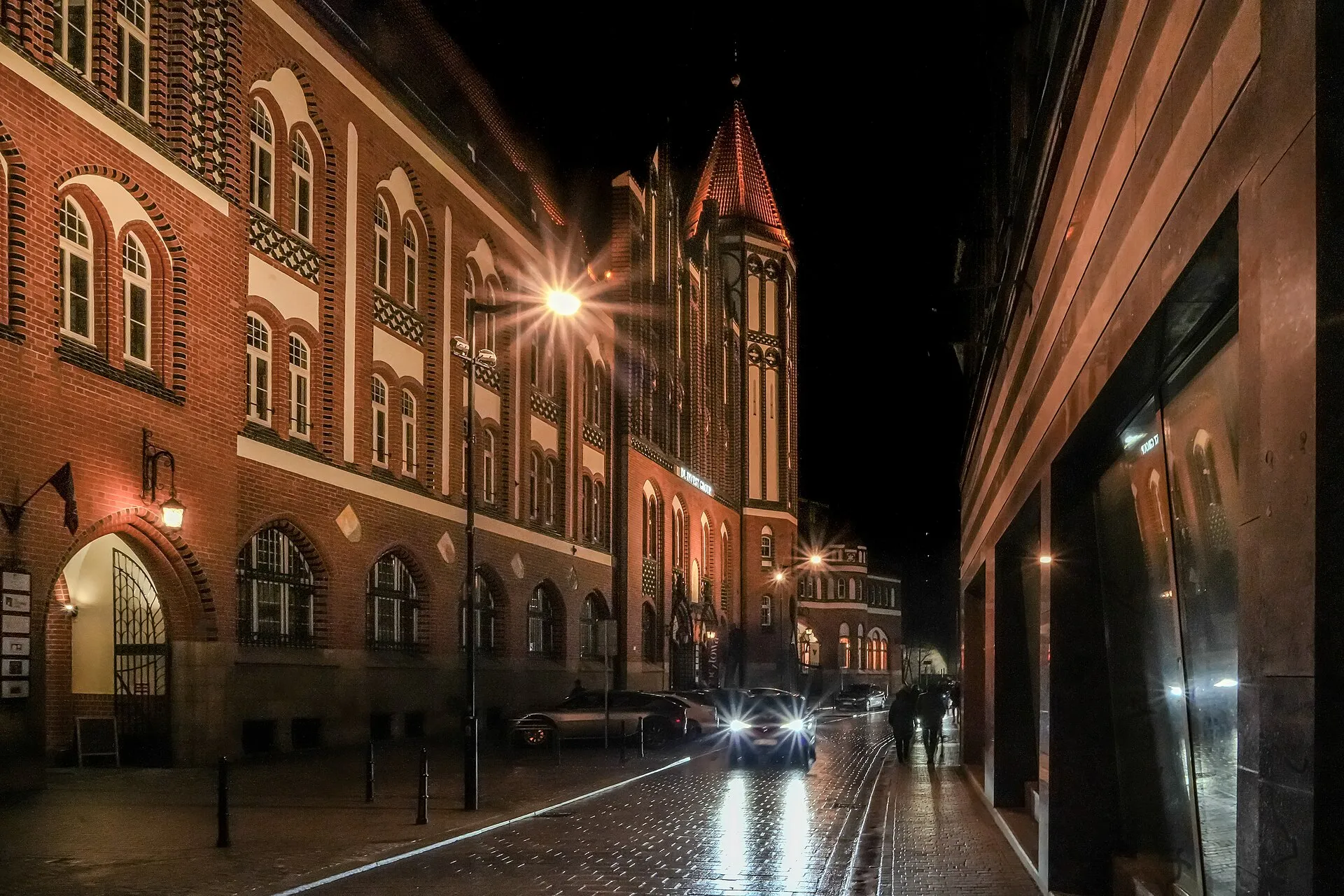 Ulica Dolnych Wałów w centrum Gliwic nocą, grudzień 2023
