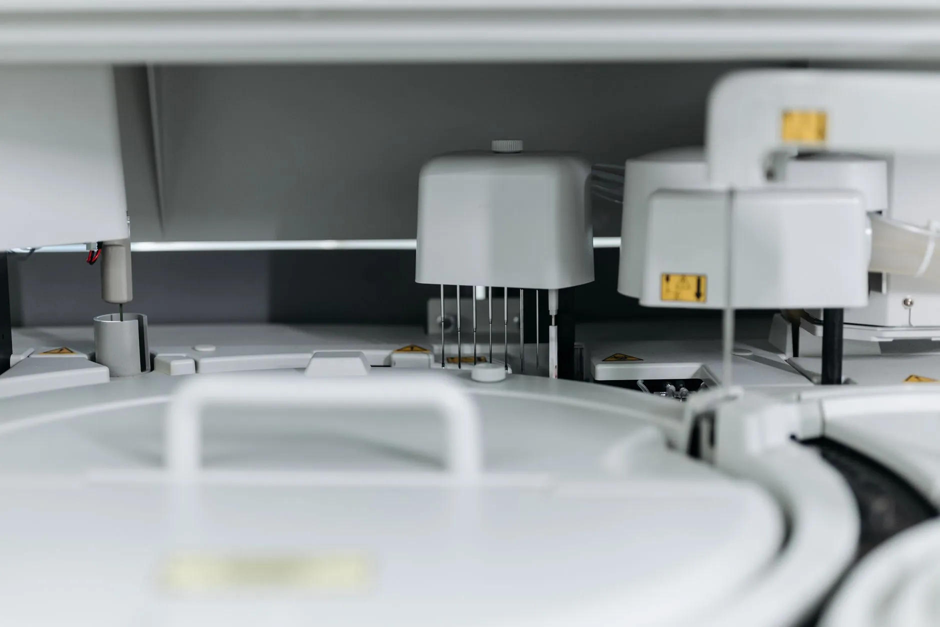 Zbliżenie na aparaturę laboratoryjną z metalowymi sondami i białymi osłonami