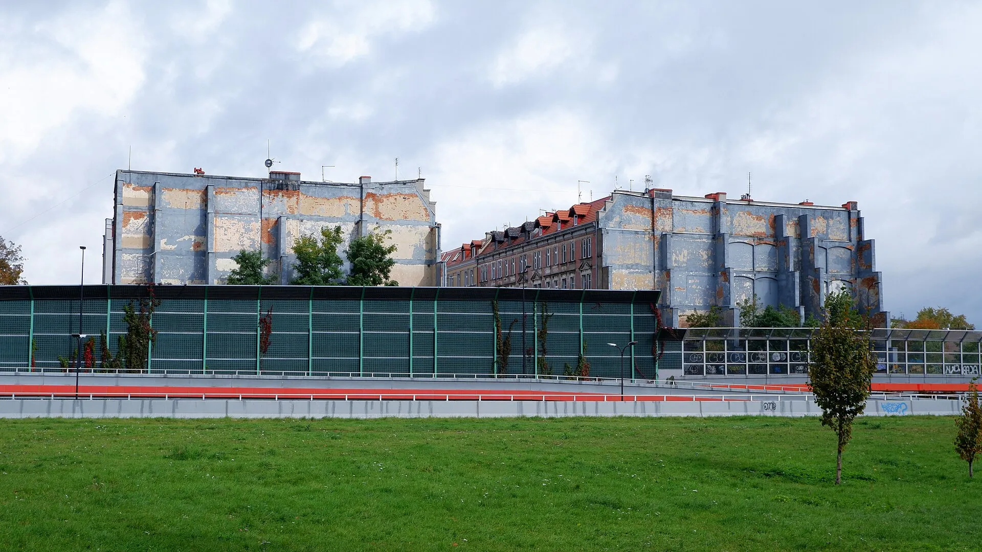 Ekrany akustyczne przy Drogowej Trasie Średnicowej w Gliwicach w 2022 roku