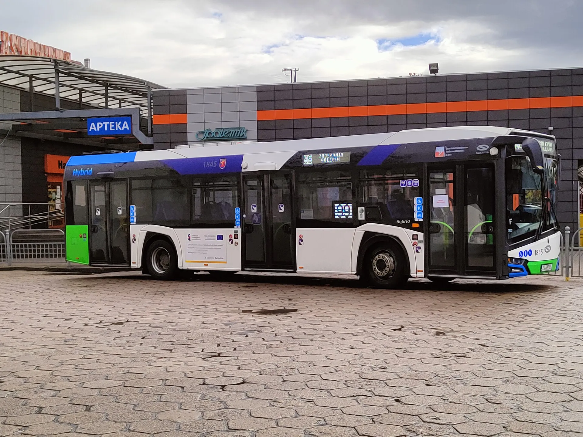 Autobus Solaris linii 99 na pętli Kołłątaja w Szczecinie w 2022 roku