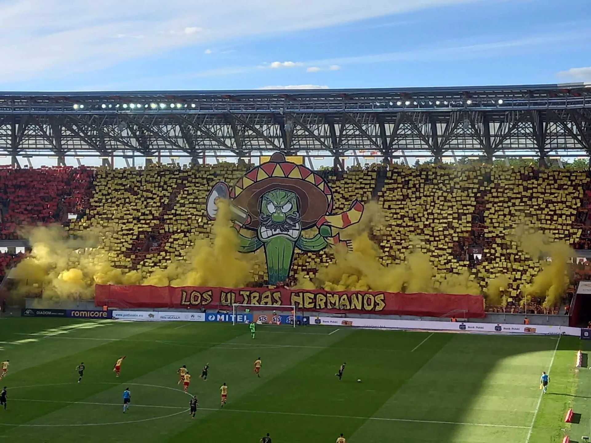 Oprawa kibiców Jagiellonii podczas meczu z Koroną Kielce w Białymstoku w 2024 roku
