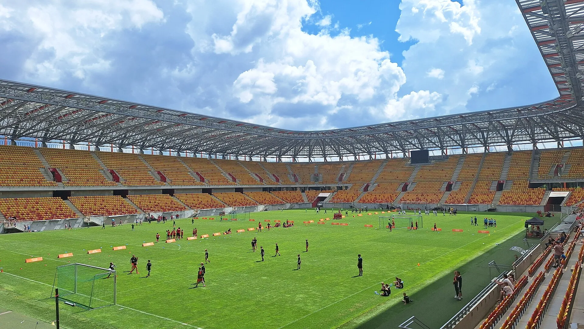 Stadion Miejski w Białymstoku podczas zajęć piłkarskich w czerwcu 2024
