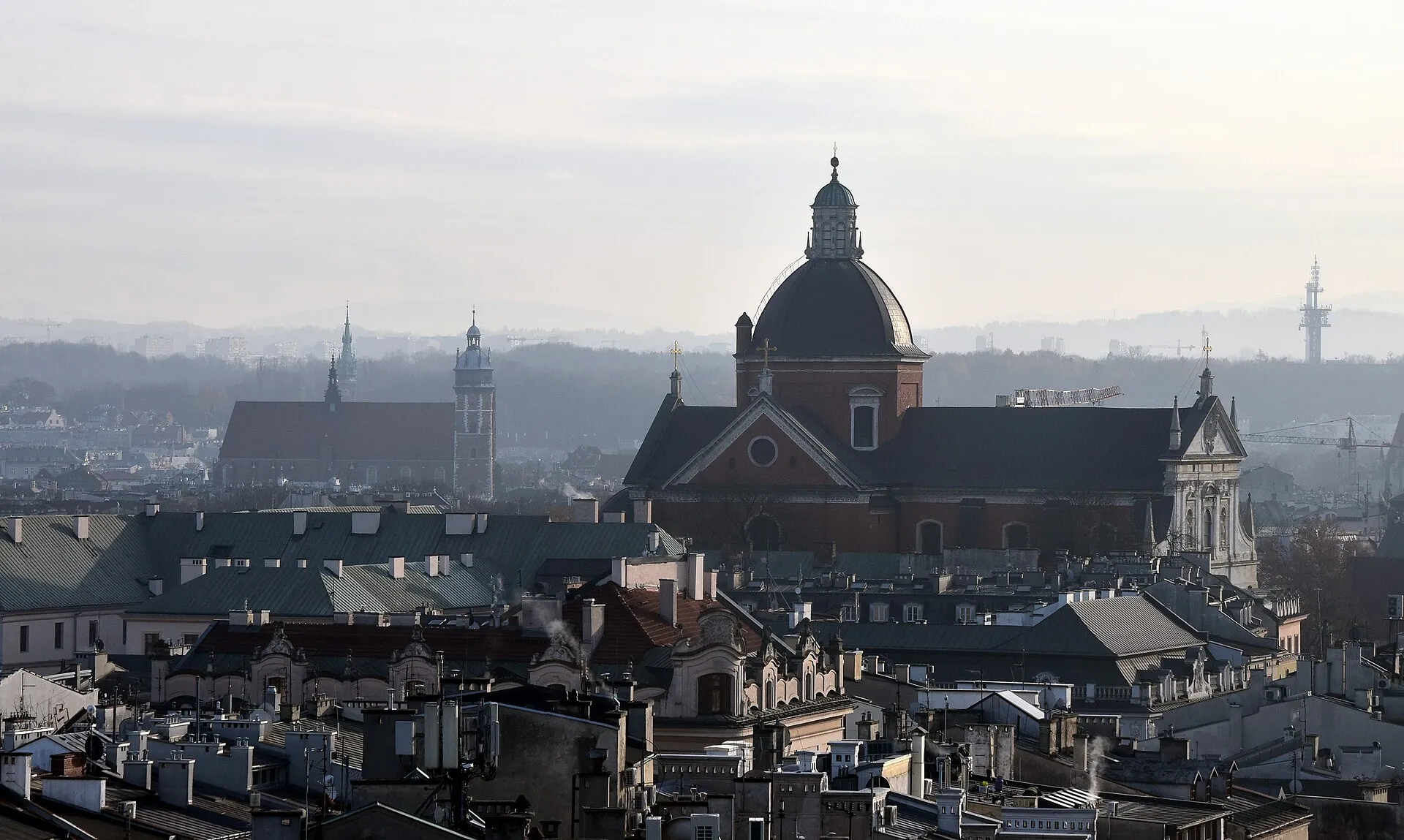 Panorama Krakowa z kościołem świętych Piotra i Pawła w listopadzie 2024