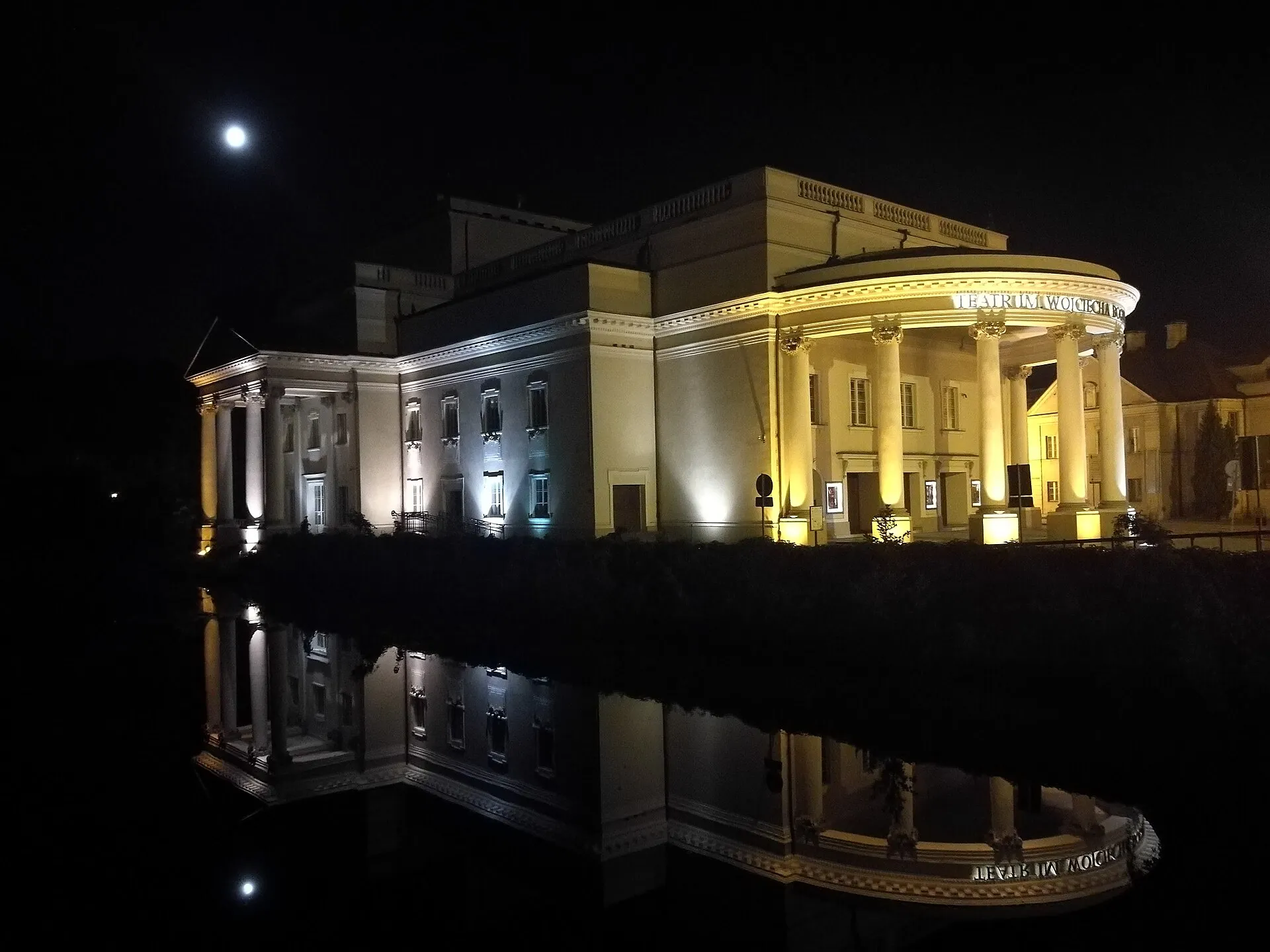 Teatr im. Wojciecha Bogusławskiego w Kaliszu nocą, 2017 rok