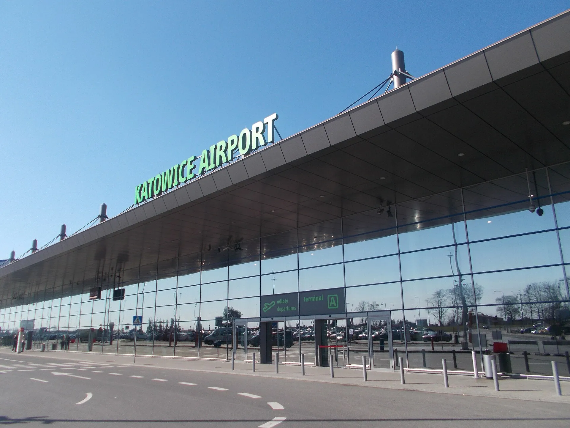 Terminal A Katowice Airport widziany z zewnątrz w 2017 roku