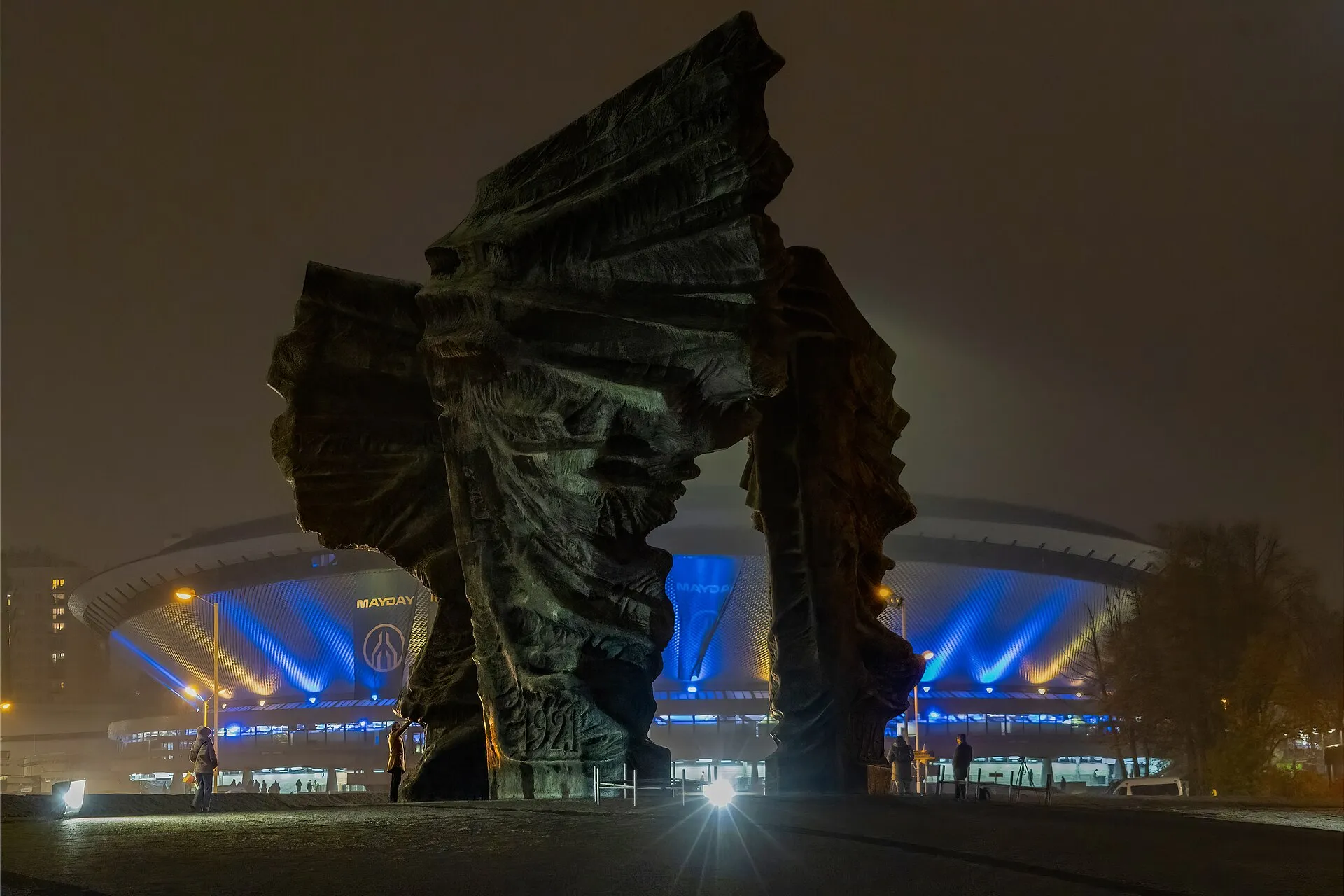 Pomnik Powstańców Śląskich i podświetlony Spodek w Katowicach podczas Mayday 2024