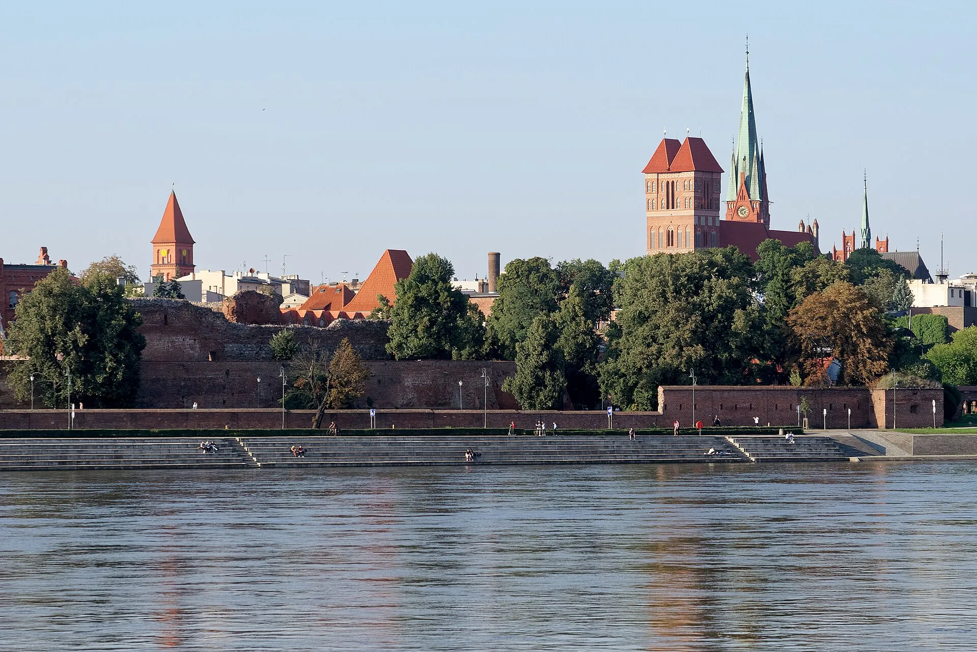 Panorama Torunia znad Wisły z ruinami zamku i kościołem św. Jakuba