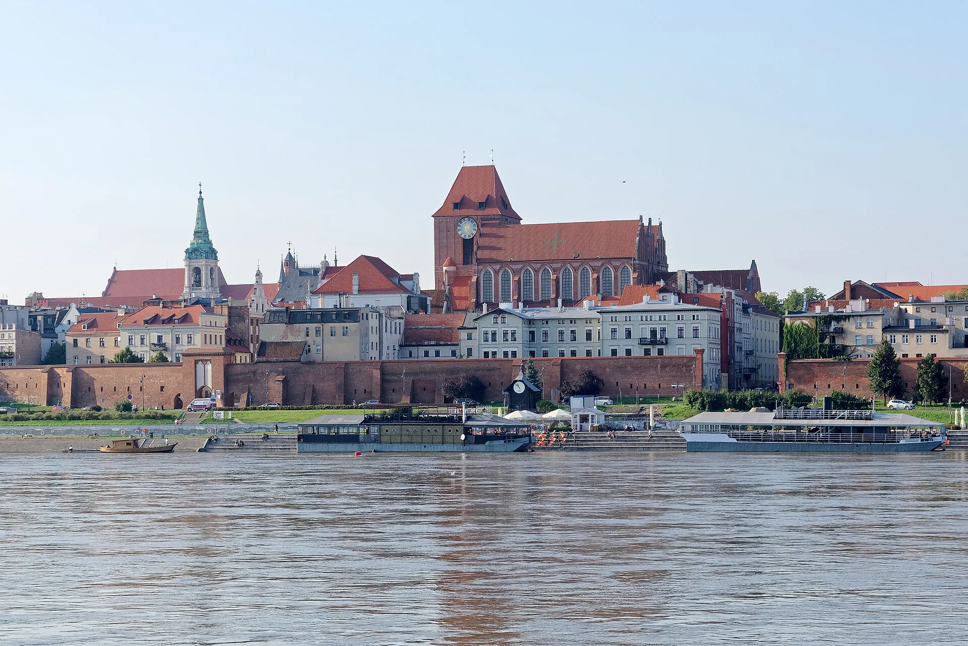 Widok zza Wisły na Stare Miasto w Toruniu w 2021 roku