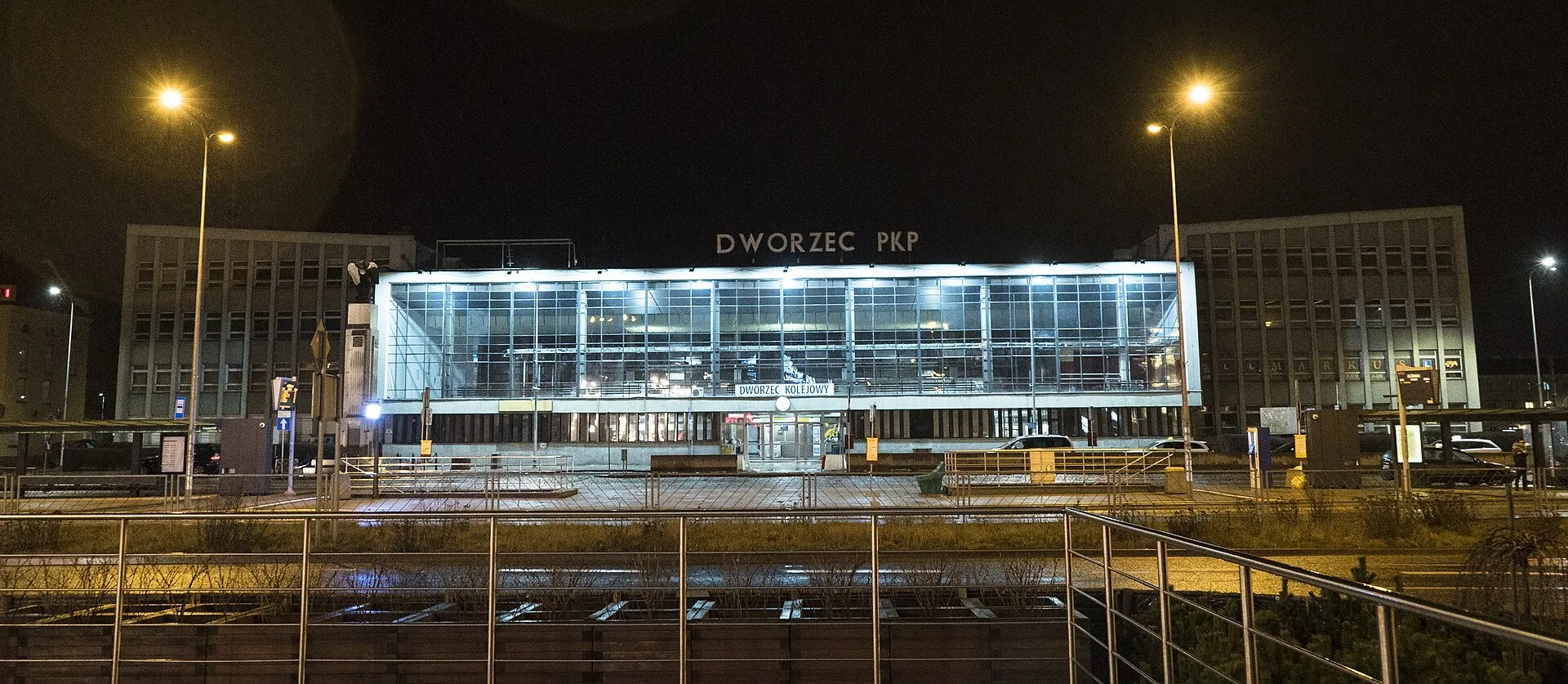 Dworzec PKP w Kielcach nocą od strony ulicy Żelaznej
